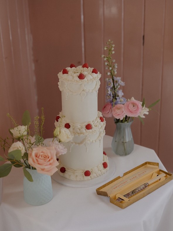 The Lambeth cake is here to stay!!!
Scroll to see the beautiful couple cutting the cake. I absolutely love seeing these pictures 🤍
Photography @joshua_gooding
.
.
.
#cakedecorating #cakestyle #cakeart #igcakes #buttercream #leeds #westyorkshire #leedsbaker #tiercake #weddingcakesideas #weddingcake #weddingcakedesign #bespokeweddingcakes #weddingcakeinspiration #prettyweddingcakes #texturecake #uniqueweddingcakes #weddingcakeinspo #whiteweddingcake #whitecake #texturedcake #prettywedding #floralcakes #weddingcakes #lambethcake #lambethweddingcake #vinatgecake