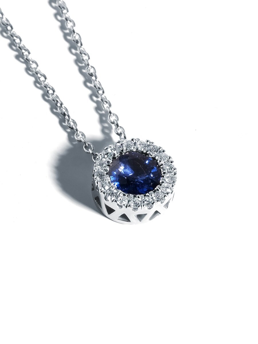 Yeni özel tasarım kolyemiz VERA💙💫
“Kalbin en derininden gelen duyguları bir mücevhere dönüştüren zarif bir dokunuş.”
#kolye #hediye #evlilik #safir #modern #pırlanta #ozeltasarim #mücevher #kuyumculuk #altın