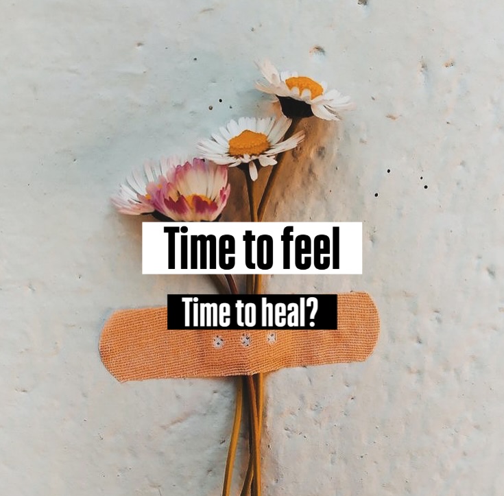 Das ist für dich, wenn du dich häufig wie betäubt und abgetrennt von dir selbst fühlst oder im Gegenteil - überwältigt von all dann deinen Emotionen und Empfindungen 🌀
Hello Feeling Human Being 🫀 wenn du mich hier liest und Beiträge wie diese nicht mehr verpassen magst, vergiss nicht mir zu folgen, teile super gerne deine Erfahrungen in den Kommentaren und lass ein bisi Liebe da 🥰
Als allererstes: Du musst da nicht alleine durch. Wir haben sooft den Anspruch an uns selbst, stark sein zu müssen und alles alleine schaffen zu müssen. Musst du nicht ❤️🩹 wenig ist so entlastend für dich und dein Nervensystem wie ein liebevoll gehaltener Raum, in dem du Sicherheit & Co-Regulation erfahren kannst.
🫀Das ist auch schon Punkt 1:
Du darfst dich sicher und gehalten fühlen fürs Fühlen. Von deine:R/M Raumhalter:in, Freund:innen, Therapeut:in, Partner:in, allen Vertrauens-Menschen in deinem Leben und von dir selbst ❤️🩹
🫀Sei und bleibe lieb und achtsam mit dir. Du findest das Gefühl grade blöd? Okay. Wo spürst du, dass du’s grade blöd empfindest? Was macht das mit dir? Kannst du dem blöd finden Raum & Würde schenken? Was braucht es? Was brauchst du?
🫀Ein richtig gutes Indiz dafür, ob du das, was da grade in dir aufkommt, halten kannst, ohne zu kollabieren: wie präsent fühlst du dich in deinem Körper? Kannst du während du das Gefühl in dir wahrnimmst, die Sensation, dich und deinen Körper gut spüren? Die Kontaktflächen deines Körpers zum Boden/deiner Unterlage? Oder drohst du unter der Sensation zu verschwinden und dich zu verlieren?
➡️ hier droht eine Re-Traumatisierung mit folgendem Freeze oder Shutdown deines Nervensystems. Dein Toleranz-Fenster war noch nicht biegsam genug, deine inneren Ressourcen noch nicht aktiv genug. Und das ist nicht deine Schuld. Das ist die Schutzfunktion deines Nervensystems, das auf den Pausenknopf drückt, um dich vor zu Schmerzhaftem zu bewahren.
🫀 manchmal ist es das Beste einfach mal nichts zu fühlen. Bzw den Zugang dazu erstmal zu verlieren.
🌀🥶🧊 wie du wieder auftaust:
⤵️in den Kommentaren: