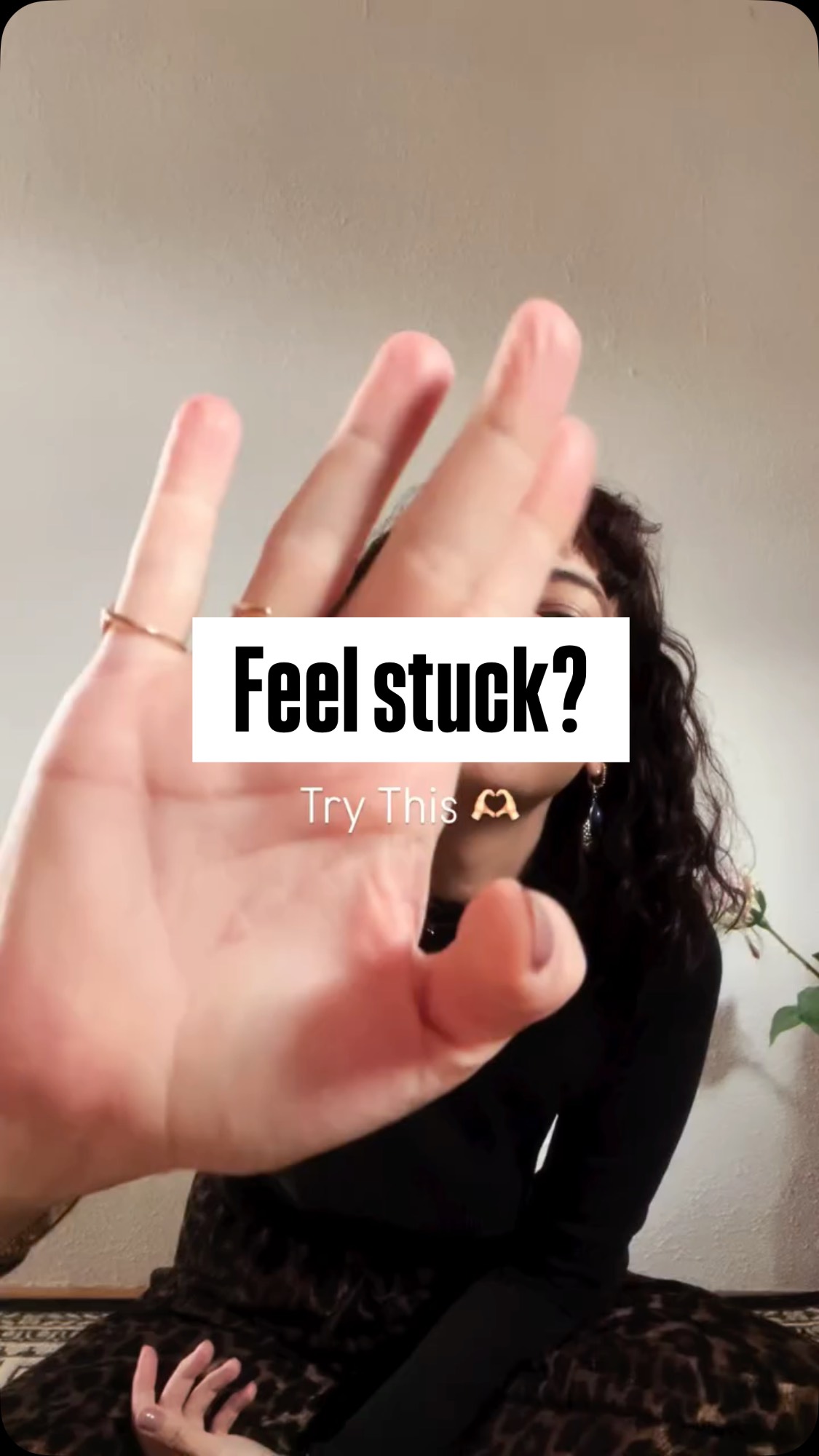 Ich weiß nicht wer das gerade lesen muss, aber: du bist nicht falsch oder schlechter, weil du dich erschöpft und taub fühlst ❤️🩹
Lies hier ⤵️
Auch wenn es sich super unangenehm anfühlt, so hat der Freeze Zustand nicht nur seine Daseins-Berechtigung sondern eine sehr wichtige Aufgabe für uns:
❤️🩹 Uns zu schützen. Vor zu schmerzhaften Gefühlen und Erfahrungen.
❤️🩹 gleichzeitig schaltet unser System in den Freeze Modus wenn zu viel mobilisierte Energie bei gleichzeitigem zu wenig vorhanden sein von „sich sicher zu fühlen“ in Situationen auftreten.
Die Energie bleibt im System hängen und wir erstarren, weil keine Möglichkeit da war diese wieder abfließen zu lassen und unser System das Gefühl von zu großer Gefahr gescannt hat.
❤️🩹 angetriggert durch Gerüche, Geräusche, Musik, Situationen, in denen wir eins so überwältigt waren, dass nur das Abspalten unseres Körpers unser gefühltes überleben sichern konnte.
Dein System ist stets auf dein - gefühltes - und reelles Überleben ausgerichtet.
✨“Ich bin heute sicher. Auch wenn ich schlimmes und überwältigendes erfahren habe, darf ich mich heute sicher und gehalten fühlen“
✨gestockte Energien aus deinem System sanft lösen
✨ deinen ventralen Vagus-Zweig der dafür sorgt, dich sicher zu fühlen, näheren ❤️🩹
✨ dir selbst mit Mitgefühl begegnen. Du darfst sein, wie du bist.
Du darfst dich sicher fühlen ❤️🩹
Alles liebe, Deine Eva
NERVENSYSTEMHEILUNG
MENTALE GESUNDHEIT
SELBSTLIEBE
EMOTIONAL RELEASE
#embodiment#nervensystemheilung#emotionalrelease#achtsamkeit#empowerment#hochsensibilität#selfcare#mentalegesundheit