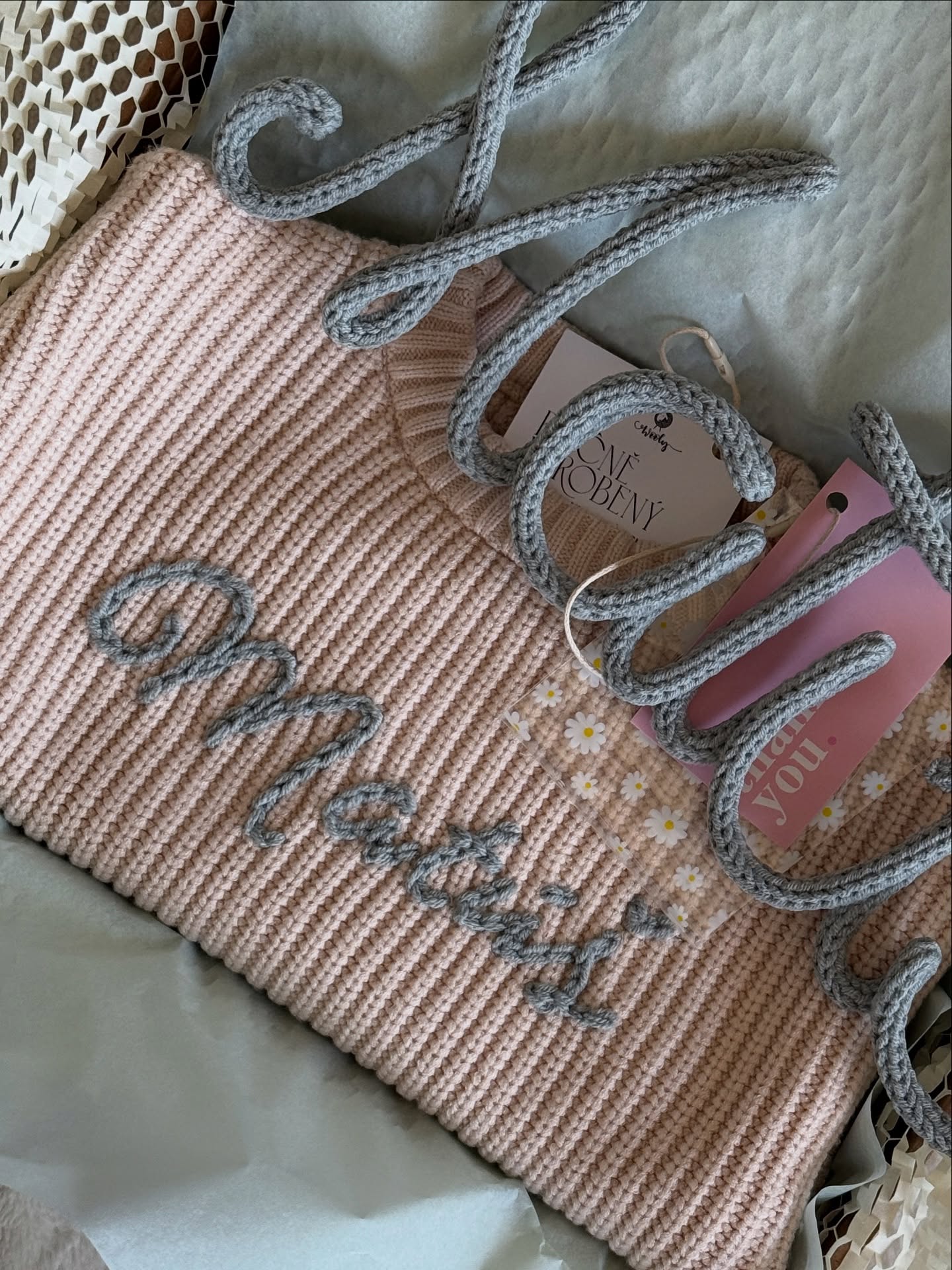 Jeho první svetřík. Jméno, které vám změnilo celý svět. 💫
Každý kousek vzniká s láskou v mých rukách – přesně pro vaše jedinečné miminko.
Pro první chvíle, první fotky, první doteky.
A taky pro vzpomínky, které zůstanou napořád.🫶🏻