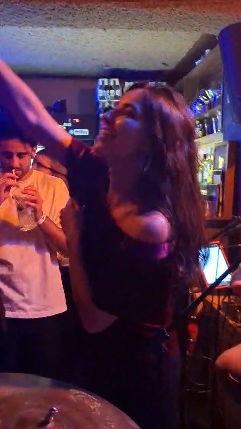 💃✨ Noites quentes pedem música à altura...
E o Trio Lua Paulistana entrega! 🎶🌙
No vídeo, a gente manda ver com "Nobre Vagabundo", da rainha Daniela Mercury — com nossa cara, nosso ritmo e nosso jeito de transformar qualquer espaço em pista de dança.
Com a voz poderosa da Natália, o groove certeiro do Marcus e o violão pulsante do Léo, nosso trio leva pra sua festa o melhor da música brasileira: samba, forró, MPB, axé, xote e o que mais fizer o povo sorrir e dançar.
📍 Shows, eventos, casamentos, coquetéis ou aquela noite especial em São Paulo.
Quer música boa, ao vivo e com alma?
Chama o Lua Paulistana e deixa a noite acontecer. 🌆✨
📩 Contato por direct ou WhatsApp
🎤 Por Músicas & Eventos
#LuaPaulistana #NobreVagabundo #MúsicaBrasileira #TrioAoVivo #Samba #Forró #MPB #EventosSP #FestaComMúsica #MúsicasEEventos