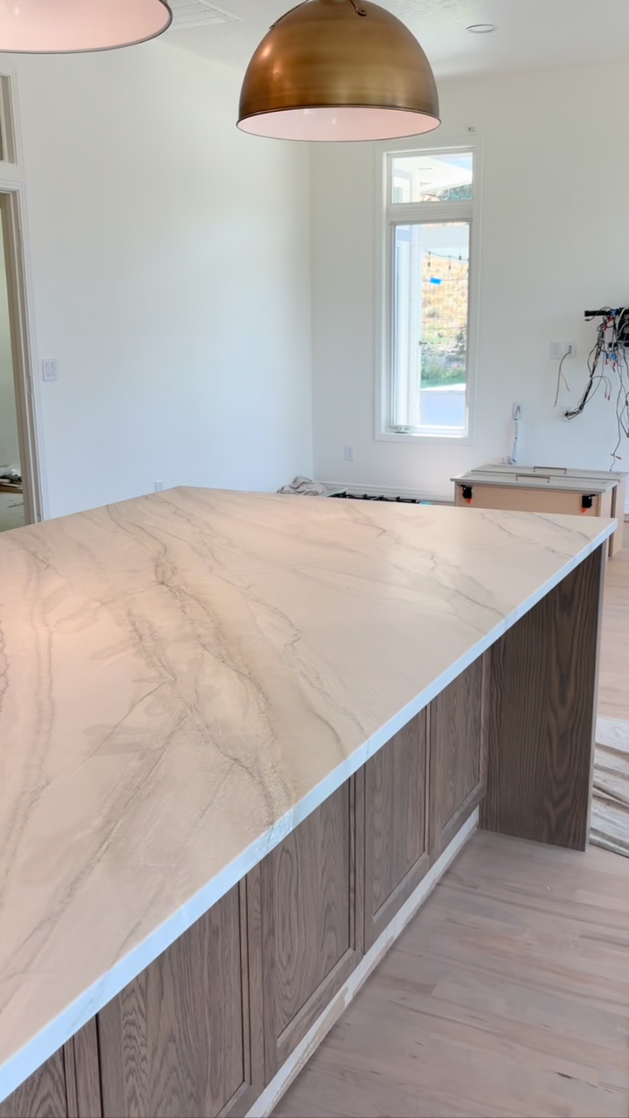 I know, I know, it's another video about countertops 😂 I am obsessed and I can't help myself! LOOK AT THIS QUARTZITE!! Kitchen and pantry countertops went in at European Cozy and they are stunning! Mykonos leathered quartzite sourced from @francinimarble this project is so close to completion, I can't wait to share it with you!
#boiseinteriordesigner #boisegeneralcontractor #boiseremodel #boise #remodel #quartzite