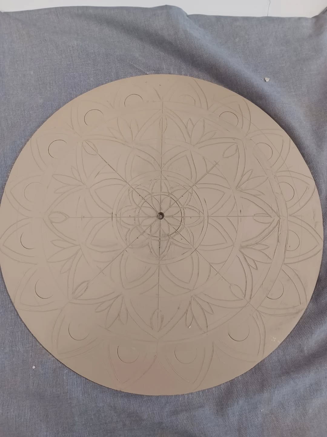 I'm in Love! Dieses schöne Wandmandala kann schon bald deine Wohnung verschönern. Oder man könnte es auch als Pfannenuntersetzer verwenden 😎