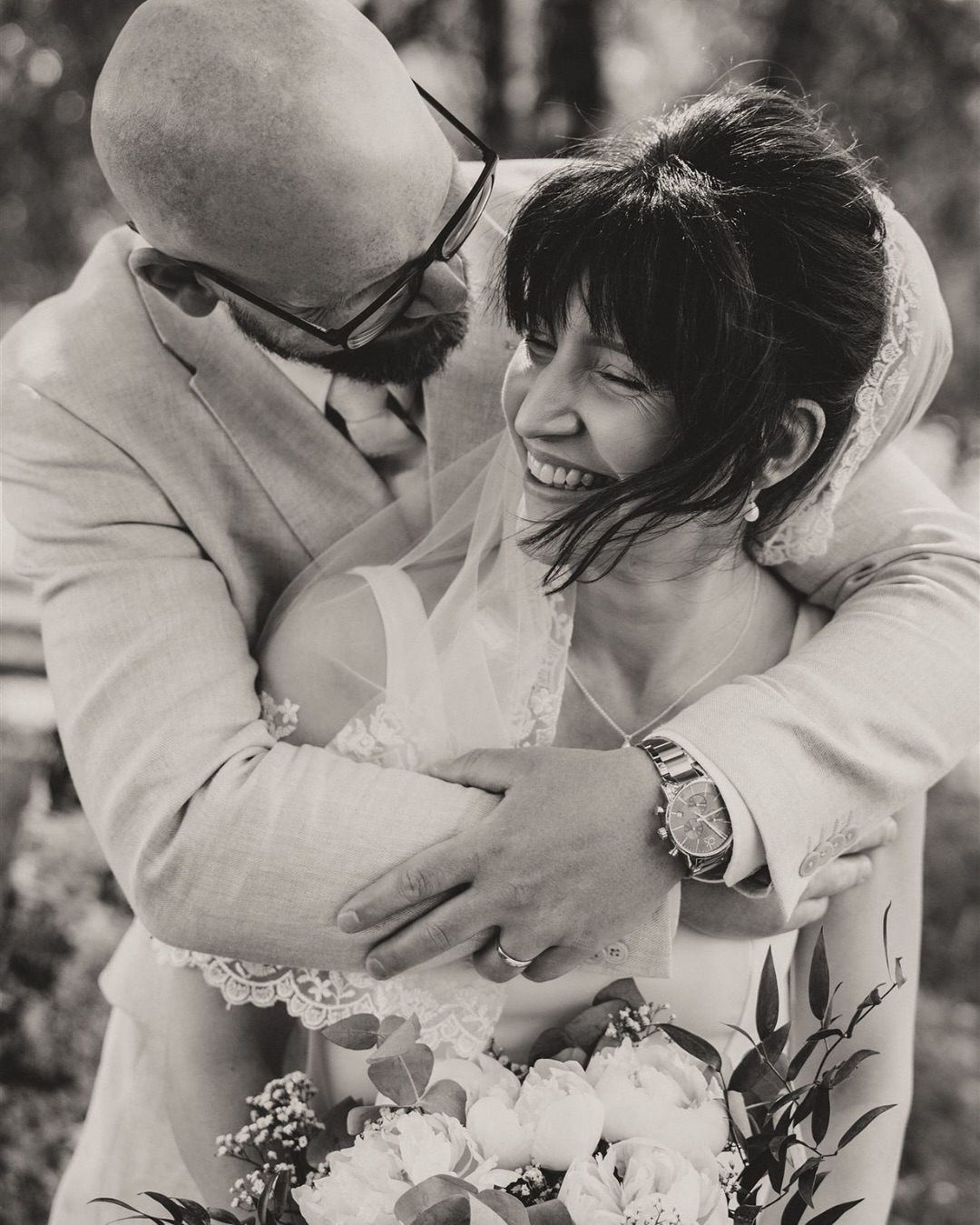 För några veckor sedan fick jag vara med på något alldeles extra; när Isabel och Martin gifte sig i hemlighet, med bara sina barn närvarande. En supermysig dag fylld av kärlek, känslor och så mycket värme där jag hade äran att föreviga både vigseln och porträtten 🧡
Det var enkelt, intimt och precis så som de ville ha det. Inga måsten och ingen stress, bara fullt fokus på kärleken och familjen 🥰
Så till er som går i bröllopstankar: gör dagen på ert sätt! Det behöver inte vara stort och pampigt för att kännas stort. En vigsel med bara er (och kanske barnen, hunden eller era närmsta) är minst lika fin!
Här är några tips om ni funderar på att ha ett litet och intimt (och kanske också hemligt?) bröllop:
↠ Välj en plats som betyder något för er eller något som ni verkligen gillar. Kanske där ni träffades, ert smultronställe i naturen eller bara hemma i trädgården.
↠ Prioritera fotografen. När det bara är ni blir bilderna extra viktiga för att kunna dela dagen med andra i efterhand (och minnas den själva om och om igen).
↠ Skriv löften till varandra. Det blir extra personligt och fint när det bara är ni där.
↠ Fira efteråt på ert eget sätt med picknick i skogen, bubbel på balkongen eller middag på favoritrestaurangen.
Stort eller litet spelar ingen roll – så länge det känns som ni ✨🧡