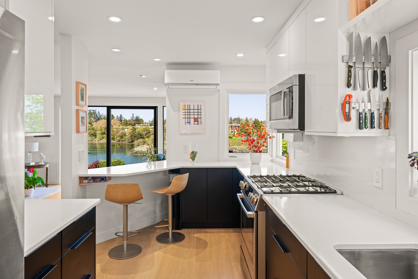 Where meal prep meets quality time. Stainless steel appliances and barstool seating make this kitchen both functional and fun!
#yyjrealestate #instahome #yyjrealtor #yyjrealtors #ineriordesign