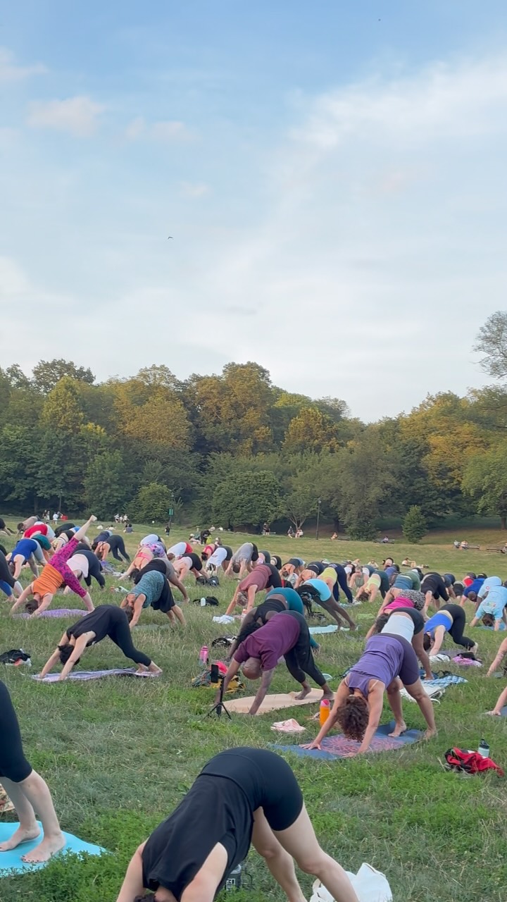 A week ago today, in @prospect_park Brooklyn, I joined over 200 people which proved to be an unreal experience! People of all ages, backgrounds and abilities to be held in community by the talented @alignwithleen , over sunset. Her dulcet tones and trauma-informed language reaffirmed there are people out there serving the people in a supportive way, even when I am far from home.
Yoga has always been about togetherness, community and inclusion and a place where we can feel safe. Nature gives us the blanket we need and lets the healing continue.
I will definitely savior and remember this class forever! An incredible hour in NYC…
Thank you @bklynflow thank you @alignwithleen for class and chats hours into the darkness.
I’m looking forward to holding space for you like this very very soon… stay tuned…
#yoga #parkyoga #brooklyn #prospectpark #newyorkcity