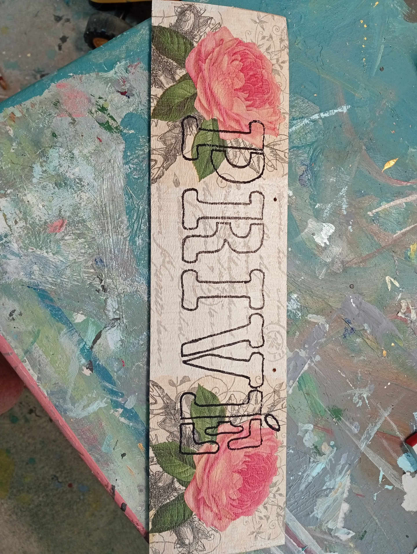 Commissions don't always have to be large pieces.
This little sign was requested to keep the gite wing and client's main house separate.
Ancient boarding from an old frame makes for a perfectly sized piece to create simple but decorative signs.
Painted in Nordic Chic Whipped Cream - watered down to give more of a washed look, Clay for the stencil text, and a floral napkin for the roses, all sealed with Top Coat.
#lehibouchic #NordicChic #Bellac #keepingitlocal