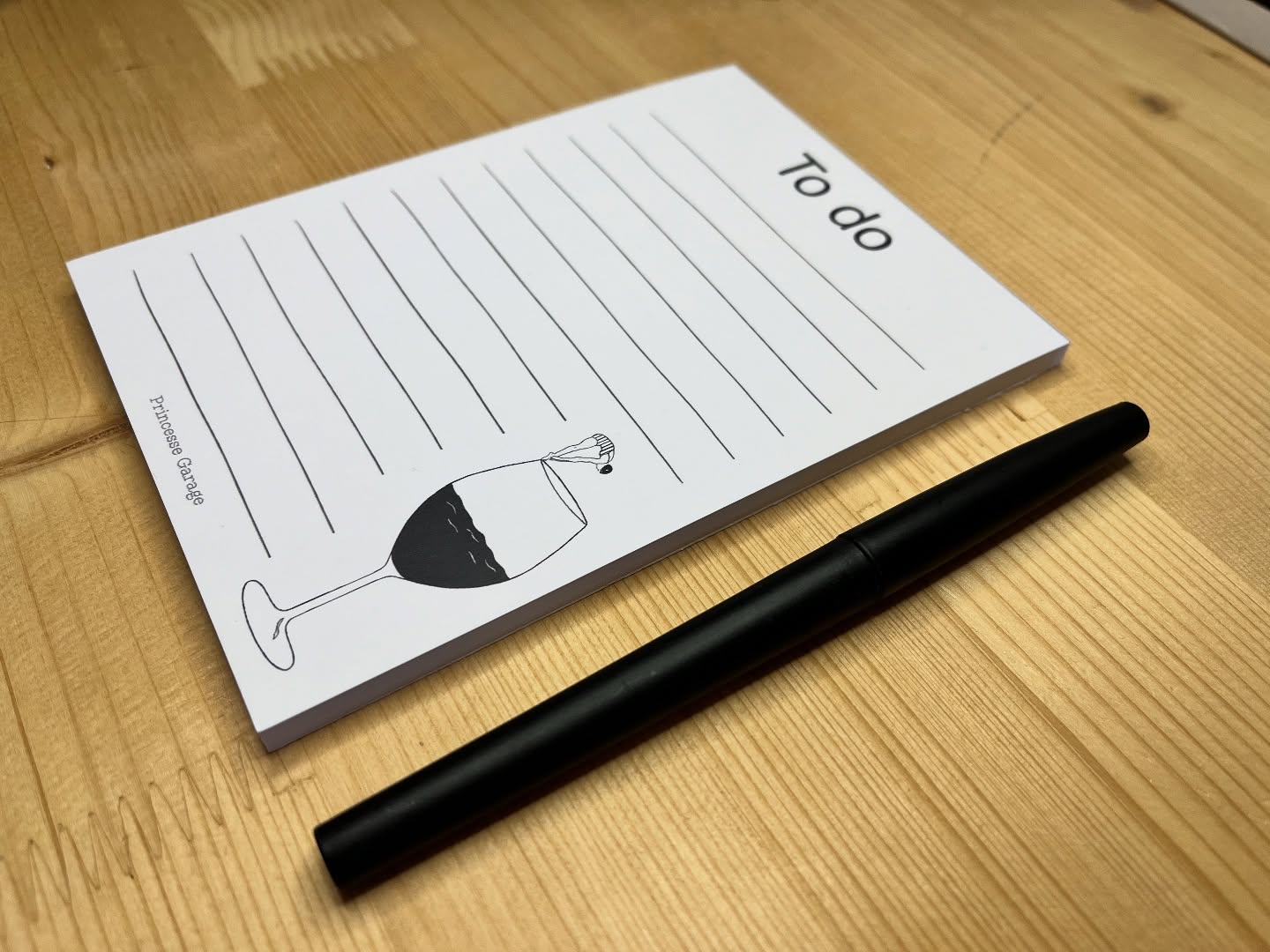 C’est pas parce qu’on les surnomme « pense bête » qu’ils ne doivent pas avoir du style 😉
Bref j’ai fait des bloc notes, ils sont super, ils ont 50 pages, y en a des avec des lignes et des sans, comme ça tu peux noter des trucs ou dessiner dessus, c’est comme tu veux. Après tu peux dessiner sur les lignes, hein, c’est pas moi qui vais diriger ta vie quand même dis ho !
Ils sont imprimés en France, ils sont en format A6 … en gros c’est la taille d’une carte postale et j’en ai fait 3 modèles. Comme ça tu peux choisir…
Moi j’les aime bien, j’espère que toi aussi
Bisous
#princessegarage #blocnote #illustration #artprint