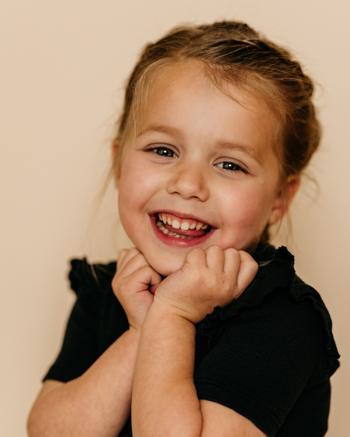 Zo leuk die verschillende blikken tijdens een portretshoot. Nu ben ik heel benieuwd, welke is jullie favoriet? ๐ค
--------
#portret #portrait #portraitphotographer #portraitphotography #portretfotografie #kidsportret #studioaanhuis #lifestylefotografie #studio #fotograafroermond #fotograaflimburg #familyphotographer #familiefotograaf