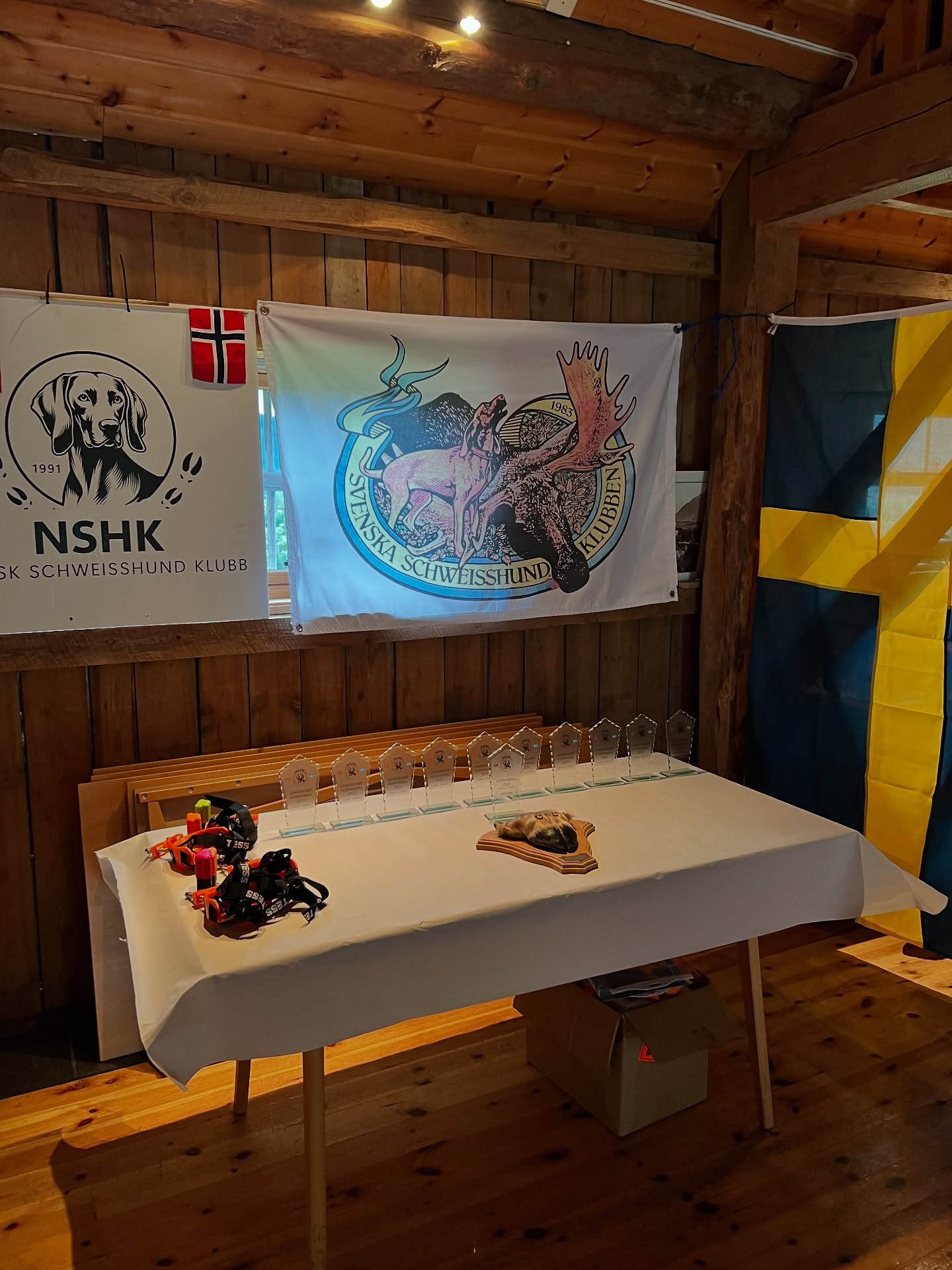 Då var landskampen över för denna gång , trots en mycket bra och tapper insats av våra svenska ekipage så lyckades Norge kamma hem fulfotingen iår 🏆🇳🇴
Grattis till Norge! ☀️
Det har varit en mycket trevlig helg med god mat och gott umgänge och vi tackar Norska schweisshundklubben för gästvänligheten 🇳🇴☀️🏔️
Vi vill också passa på och tacka alla domare och inblandade för era insatser under helgen 🤗
Vi ses nästa år!🇳🇴🇸🇪❤️