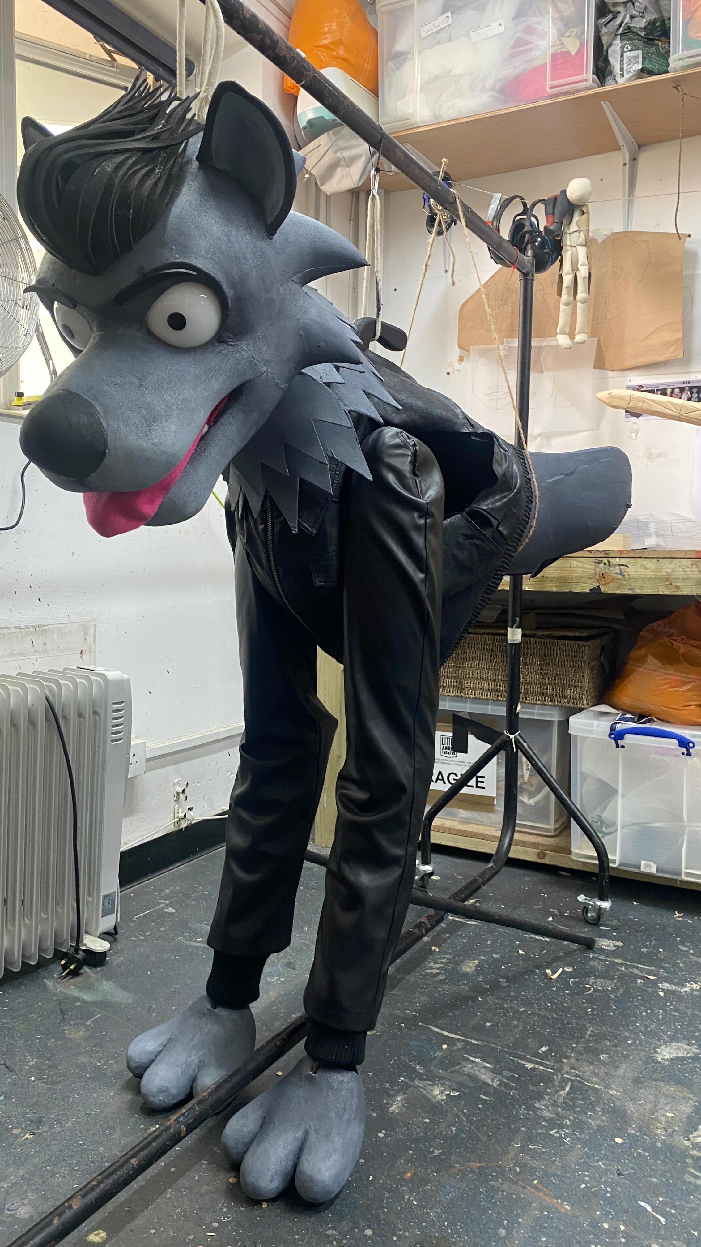 We had a lot of fun making this Wolf Puppet, commissioned by @wiseowltheatre for their musical production of the Three Little Pigs. Catch it now on tour …
Puppet made by the amazing @naomioppenheim, with help from @ash.appadu, for @littleangeltheatre
#bigbadwolf #wolf #wolfpuppet #puppet #puppetdesign #puppetmaking