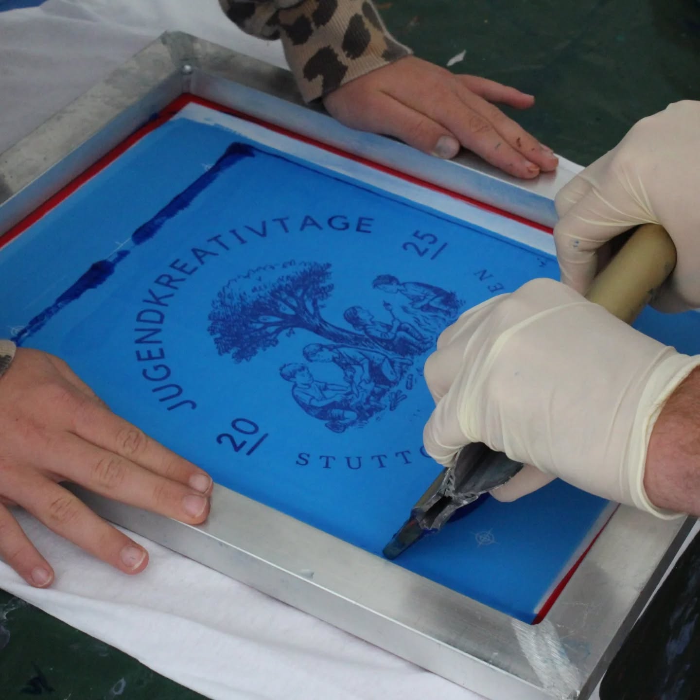 Gestern war Tag 3 – der letzte volle Tag der Jugendkreativtage 2025 💛
Auch an diesem Tag haben wir wieder viele besondere Momente gemeinsam erlebt – kreativ, laut, lebendig und voller Gemeinschaft! 🎉✨
Ein riesengroßes DANKE geht an: alle ehrenamtlichen Helfer*innen, die engagierten Betreuer*innen der Besucherplätze, den @bdja_ev – besonders Vincent & Andre und das @deutscheskinderhilfswerk_e.v für die finanzielle Unterstützung
Ohne euch wäre das alles nicht möglich gewesen. Danke für dieses unvergessliche Wochenende! 🧡