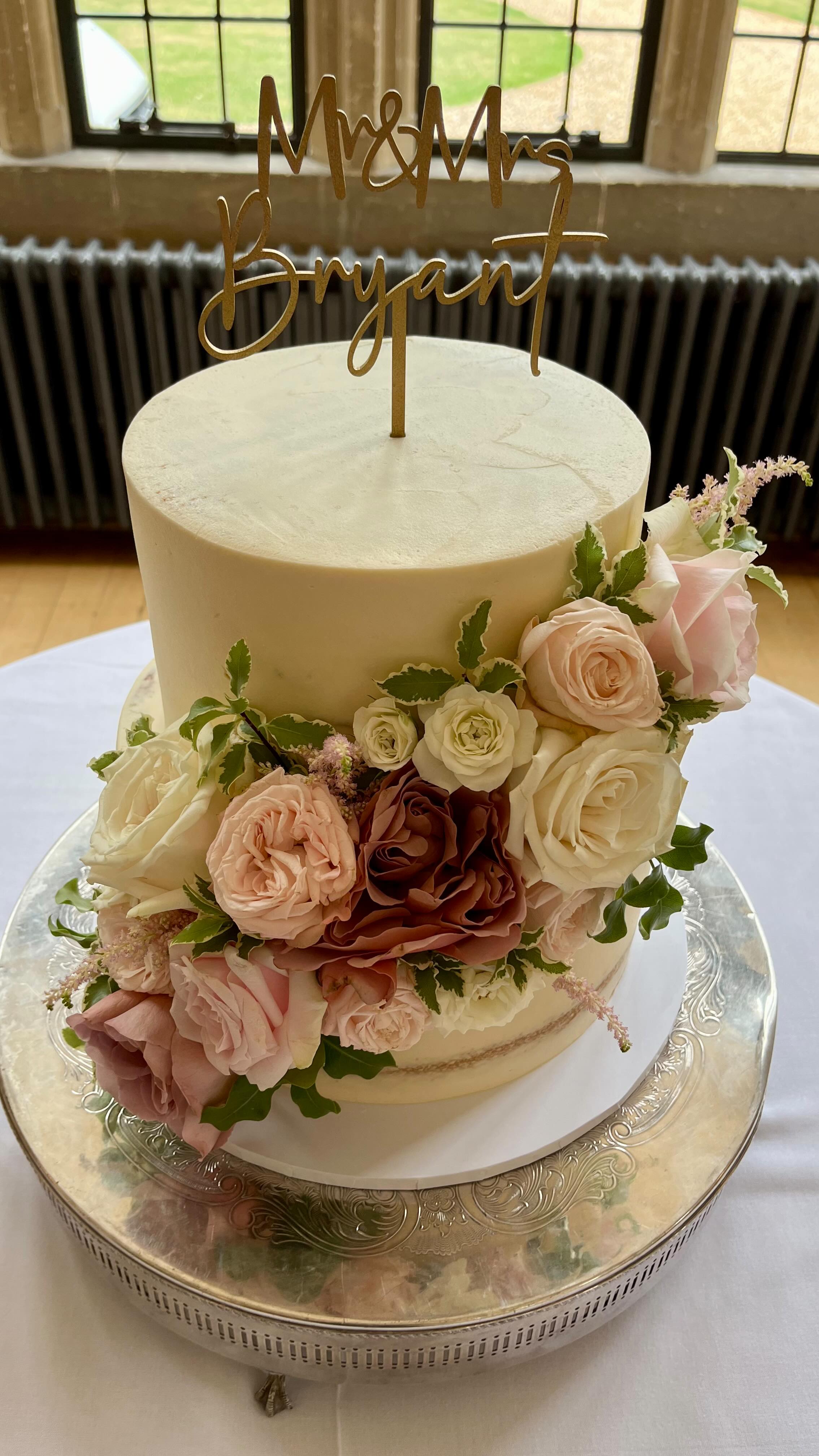 Let Love Grow 💐
Issy & Adam 26/07/25
@coombelodgeblagdon
Florals @daisylanefloral
.
.
.
#JustMarried #cakedesign #cakecakecake #buttercreamcake #bakersofinstagram #weddingcakes #weddingcakeideas #cakedesign #bakeit #cakedecorator