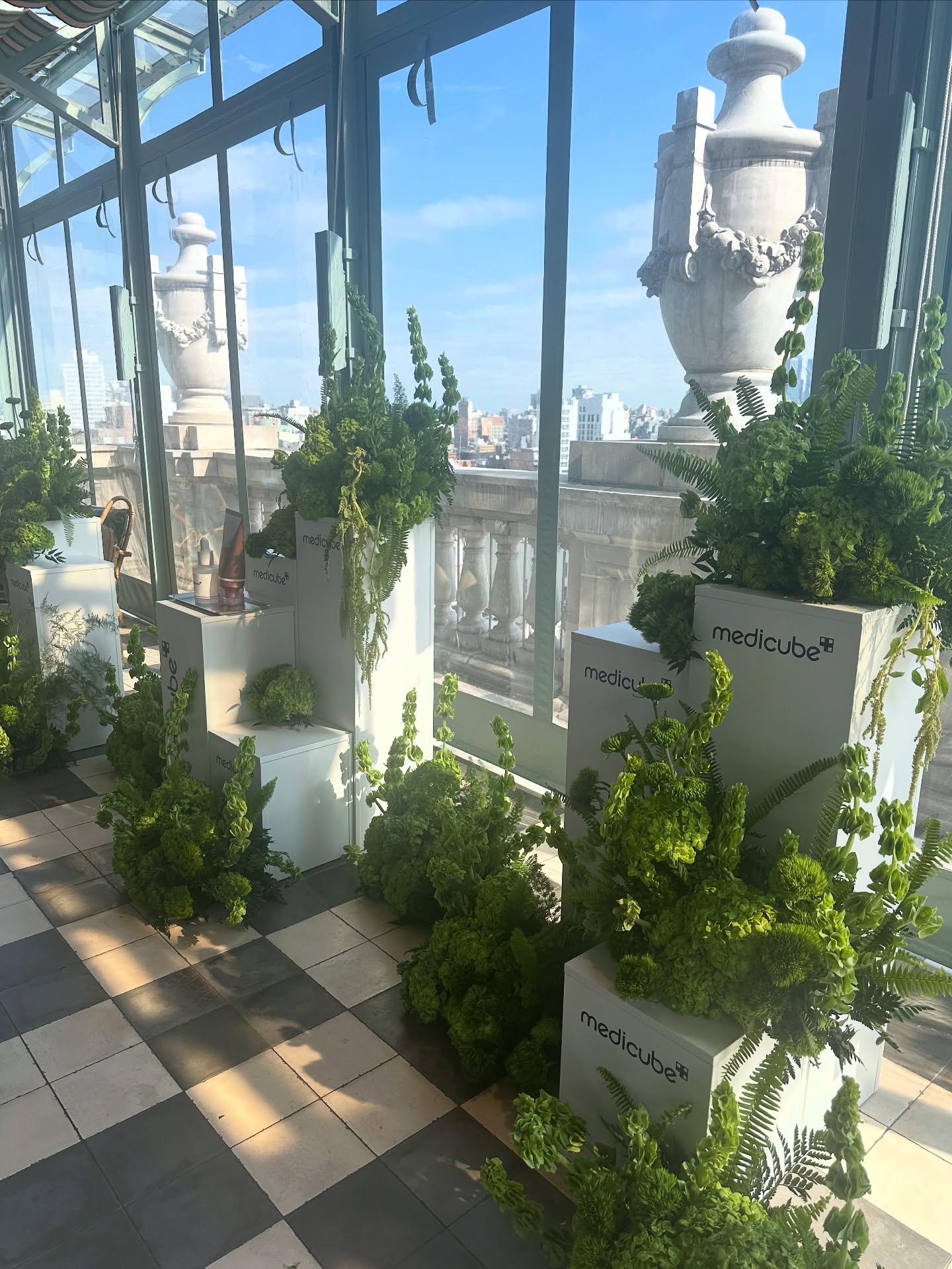 A beautiful morning engraving for @medicube_global_official to support their new product launch!
.
.
.
#engraving #calligraphyengraving #productlaunch #brandactivation