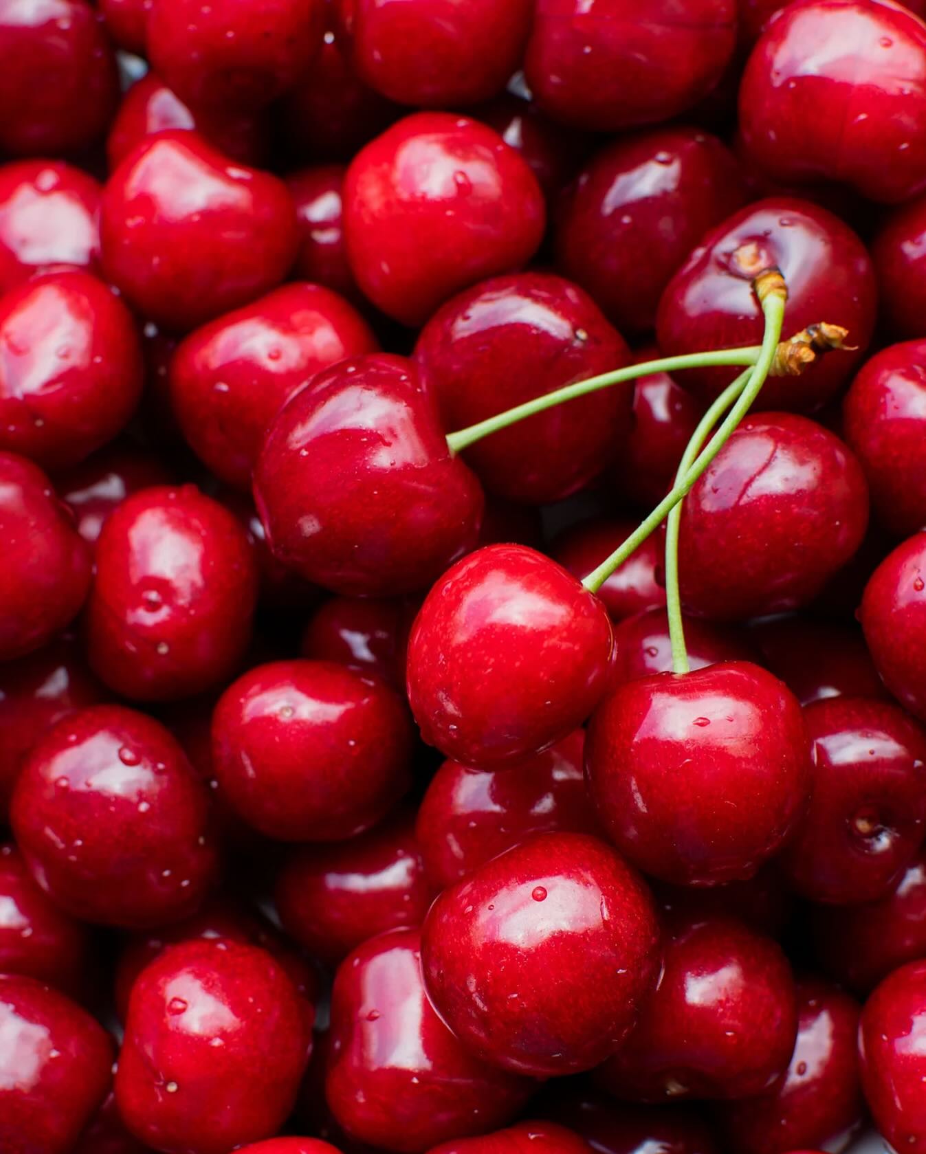 Cherry lovers, this one’s for you… 🍒 guess which granola we’re talking about?