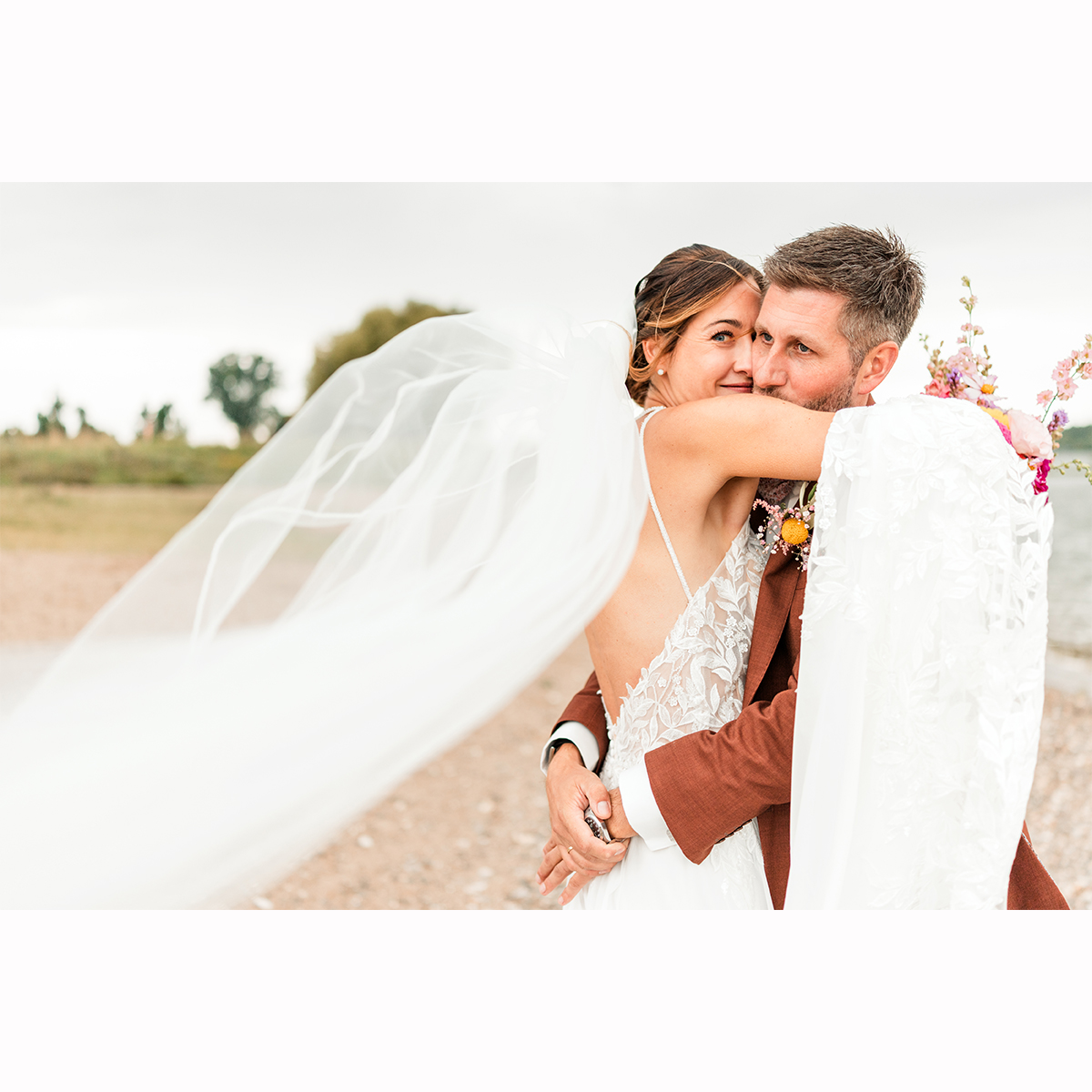 Hausboot No. 1 – ein Hochzeitstag am Rhein – inspired by water 💦
Was für ein Tag! Als die beiden ihren Hochzeitstag planten, hätte sich wohl niemand dieses Regenwetter ausgemalt. Graue Wolken, Windböen und Regenschauer – nicht gerade das, was man sich für seine Hochzeit wünscht.
Aber manchmal muss man die Dinge nehmen, wie sie kommen. Und genau das haben die beiden am vergangenen Wochenende getan – mit einem Lächeln, einem kühlen Getränk auf dem Boot und ganz viel Liebe.
Diese Hochzeit war alles andere als gewöhnlich – voller kleinerer Abenteuer, Überraschungen und spontaner Herausforderungen, die absolut zum lebenslustigen Wesen meines Brautpaars passten. Authentischer hätte dieser Tag nicht sein können!
Nach einer wunderschönen, emotionalen Trauung in der Neanderkirche – mitten in der trubelig-trübseligen Düsseldorfer Partymeile – ging es direkt auf ein kleines Boot, den Rhein entlang bis zu einem kleinen Strand, unserem Shooting-Spot. Trotz Wind und Regen war die Stimmung fantastisch! Mit Regenjacke, Cape und Schirmen bewaffnet konnte ich bereits während der Fahrt einige stimmungsvolle Aufnahmen einfangen.
Der Wind zog, der Regen prasselte – das Shooting am Strand fiel wetterbedingt zwar etwas kürzer aus, wurde aber tapfer und mit ganz viel Herz durchgezogen. Und dann: Endlich zurück zu den Liebsten!
Auf dem Hausboot No. 1 wartete bereits die feierwütige Gesellschaft. Eine traumhafte Eventlocation auf Wasser - mit ganz viel Charme, liebevoller Dekoration und einem Team, das durch Herzlichkeit und Professionalität überzeugt hat.
Es wurde gelacht, getanzt, umarmt und gefeiert – eine Hochzeit, wie sie echter kaum sein könnte. Danke, dass ich Teil dieses besonderen Tages sein durfte! Es hat Spaß gemacht! @hausbootno1
#rheinliebe #hausboothochzeit #hochzeitamwasser #neanderkirche #düsseldorfwedding #regenhochzeit #authenticwedding #reallovestory #weddingphotographer #lovewins #weddingdayvibes #hausbootno1 #urbanwedding #regenjackeliebe #elopementfeeling #emotionalwedding #hausbootno1 #hausbootdüsseldorf #hochzeitsfotografköln #hochzeitsfotografdüsseldorf