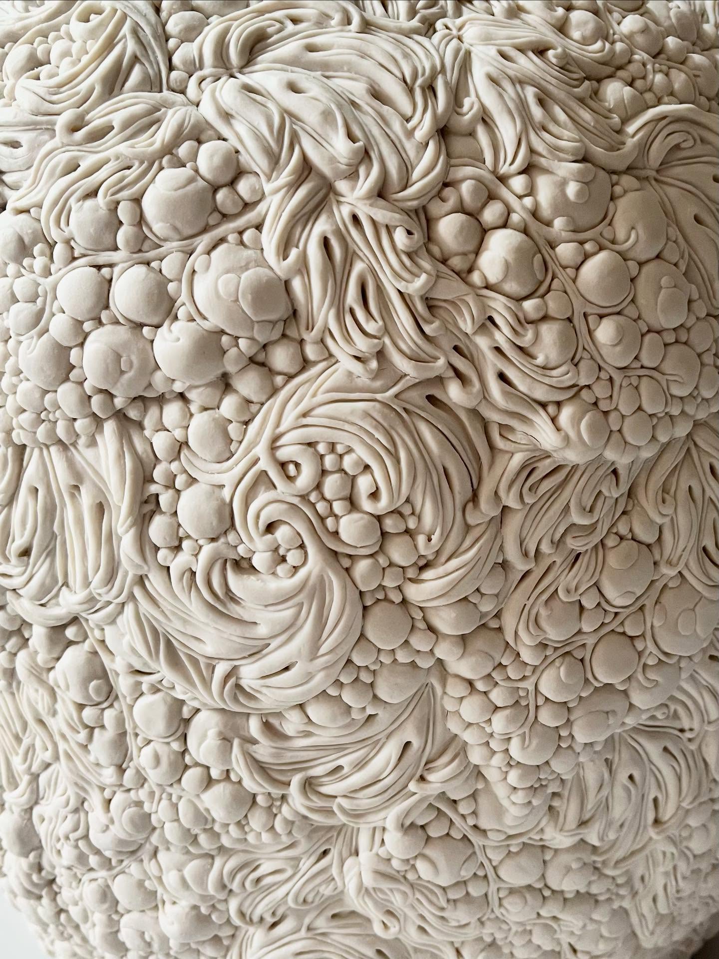 This is one of my larger pieces created this year, inspired by grapes thriving in the warm season. I aimed to express the vibrancy of the plants that bring us joy through both their taste and appearance. Each grape was individually carved after being press-moulded. The interior is decorated with gold leaf, symbolizing a heavenly realm beyond the surface.
Detail of the piece :
A LARGE GRAPE BOWL, 2025
Moulded, carved and hand-built porcelain with an interior of gold leaf
H.29 Dia.33 cm
H.11 3/8 Dia.13 in
#grape #grapeandleaves #ceramics#porcelain#craftmaking#carving#clay#natureinspired #handmadeceramics #hitomihosono #細野仁美#やきもの#とうげい