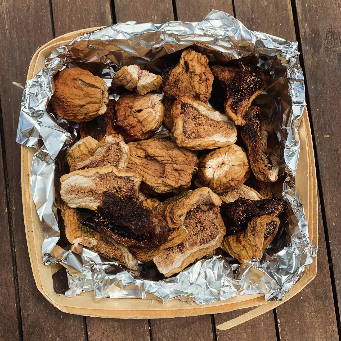 Mon papounet m'a fait des #figues séchées maison, pour fabriquer mes kéfir de fruits 🥳 Elle est belle la Vie 😍😍.
.
.
#BonAppetit !
.
+ de 170 recettes et astuces sur
www.delicieuxsanssucre.com
Ou lien cliquable dans ma bio @delicieuxsanssucre
.
🥳 Accéder gratuitement à ma masterclass pour créer VOTRE mode d'alimentation et vous libérer des régimes :
>> Commentez YES !
.
.
@followers
#Transformezvotrealimentation #alimentationIntuitive
#MangerMieux #MieuxManger #Alimentation #AlimentationSaine #Flexitarien #FaitMaison #DansMonAssiette #MangerSain #MangerSainement #cestropbon #EquilibreAlimentaire #ReequilibrageAlimentaire #DelicieuxSansSucre #IgBas #IndexGlycemiqueBas #RegimeIgBas #miam #miamMiam #VraimentSain #SansGluten #gourmand #bio #kefir