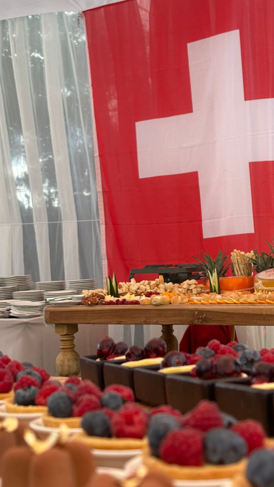 🇨🇭✨ Swissôtel Quito celebra el Día Nacional de Suiza con orgullo y excelencia
La mañana de hoy, 1 de agosto, tuvimos el honor de formar parte de la celebración del Día Nacional de Suiza, realizada en la residencia del Embajador de Suiza en Ecuador.
Como hotel con raíces suizas, nos sentimos profundamente orgullosos de haber acompañado este evento tan especial con nuestro servicio de catering, reflejando la calidad, el detalle y la hospitalidad que nos representan.
El equipo de Swissôtel Quito fue responsable de la atención gastronómica, brindando una experiencia a la altura de esta conmemoración nacional. Cuidamos cada detalle en la presentación y el servicio, creando una experiencia culinaria que honra nuestras tradiciones.
Compartimos con ustedes algunos momentos de esta hermosa jornada, que reafirma nuestro compromiso de ofrecer un servicio impecable dentro y fuera del hotel.
🧀 En esta ocasión especial, utilizamos productos @floralp_ec, como símbolo de sabor y calidad suiza.
#SwissotelQuito #DíaNacionalDeSuiza #SwissNationalDay #CateringDeAltaGama #HospitalidadSuiza #EmbajadaDeSuiza #OrgulloSuizo #ServicioConExcelencia #FloralpEcuador
