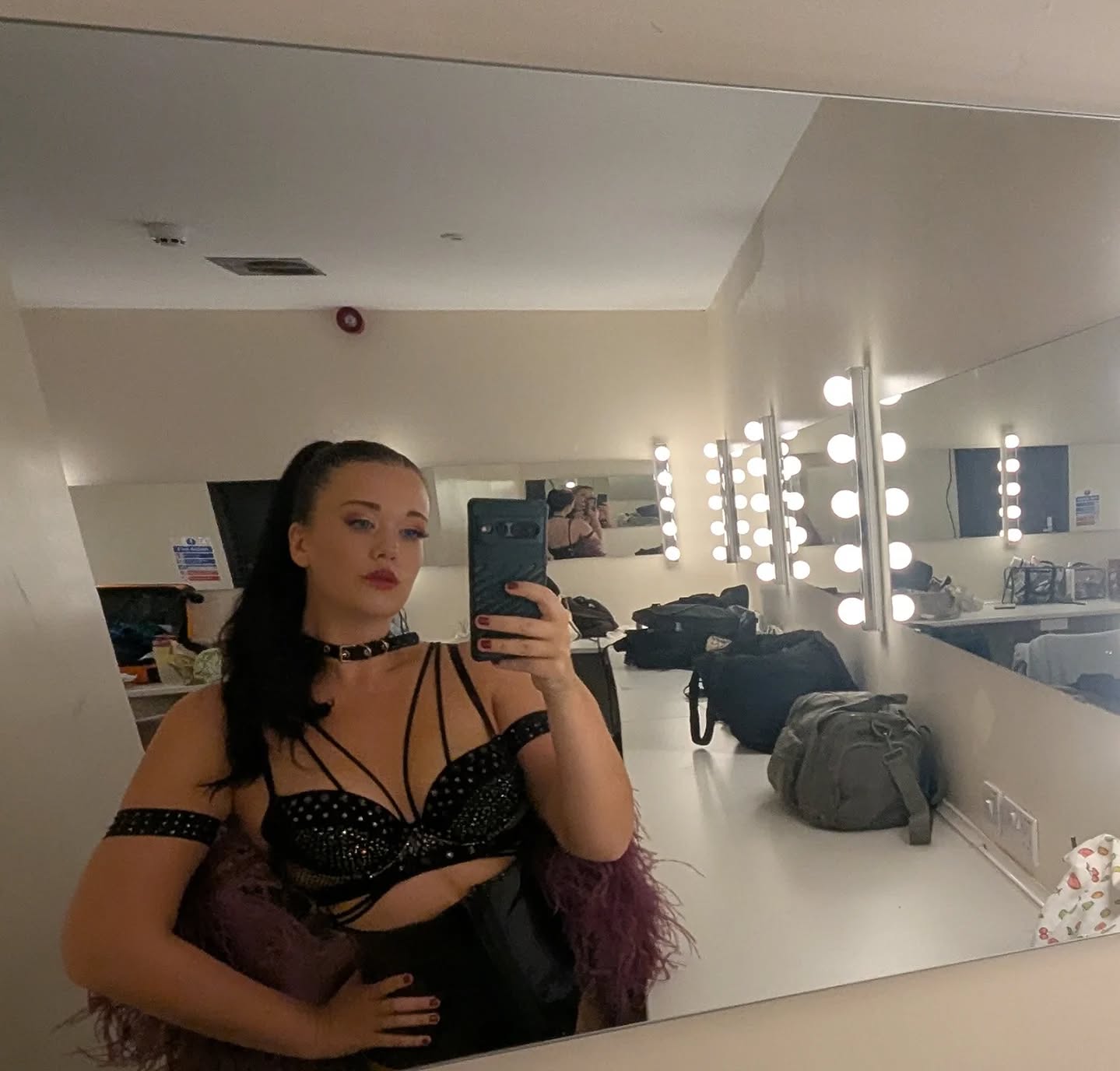 Does anyone else go 'yesss' when you see these lights in a dressing room 💡💕
At @heatcoventry 🔥
#BurlesquePerformer #Backstage #BehindTheScenese #BurlyLife #Showgirl #AlternativeShowgirl #DressingRoom #Events