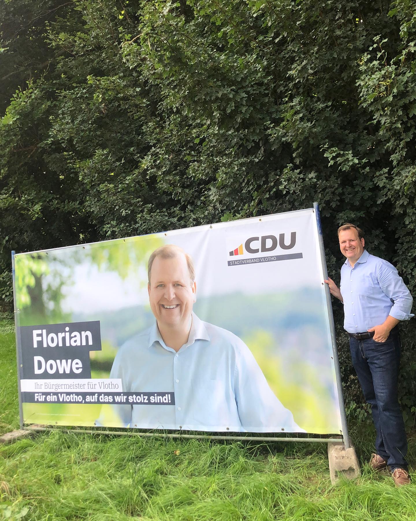 🪧 Nachdem wir gestern mit vielen fleißigen Helfern unsere Plakate an die Laterne gebracht haben, ging es heute mit den Großplakaten weiter.
Überall in Vlotho sind nun auch die Plakate im Bauzaunformat zu finden. 🤩
Worüber ich dabei am dankbarsten bin: Die Plakate stehen allesamt auf privaten Flächen. Ob Landwirt oder Vlothoer Unternehmen, ob im Vorgarten, der Hofeinfahrt oder am Carport - ich bin dankbar für so viel Zuspruch an sicht- und spürbarer Unterstützung! 🙏🏻
#kommunalwahl #vlotho #florianfürvlotho #vlothokannmehr #cdu #zusammenhalt #dorfleben #miteinander