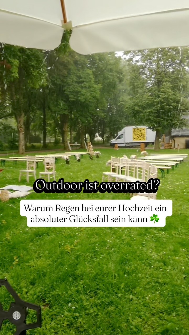 Unpopular opinion: Aber ich finde eine Indoor-Hochzeit bei Regenwetter steht der Outdoor-Hochzeit um NICHTS nach! Das große ‚ABER‘: Es muss natürlich eine regengeschützte Alternative geben! Bei so vielen ist die Enttäuschung dann natürlich groß, wenn man so lange auf den Tag hingefiebert und eigentlich ein perfektes Outdoor-Setting hat, aber ich kann euch garantieren: Es ist nicht das Wetter das eure Hochzeit einzigartig und unvergesslich macht, sondern viele andere Dinge: Die Gäste, eine tolle Location mit Indoor-Alternativen, Live-Musik, liebevoll gewählte Floristik und Details, Redner:innen. Alles Dinge die ihr selbst in der Hand habt und die euch kein Wetterbericht nehmen kann. Und ich kann euch auch verraten - auch Hochzeiten an Regentagen haben Vorteile, die ihr vielleicht nicht so erwartet:
☘️ Keiner muss in der Hitze ausharren (das kann im Sommer extrem die Stimmung drücken und wird total unterschätzt!!)
☘️ Die Temperaturen sind ideal zum Abshaken & gemeinsamen Feiern bei der Agape
☘️ Auch die Stimmung bei der Trauung indoor kann total cozy und dadurch sehr emotional sein!
☘️ Die Gäste sind nicht verstreut am Gelände der Location, sondern alle an einem Platz versammelt - im Idealfall habt ihr auch eine Live-Band die dann für perfekte Atmosphäre sorgt 🫶