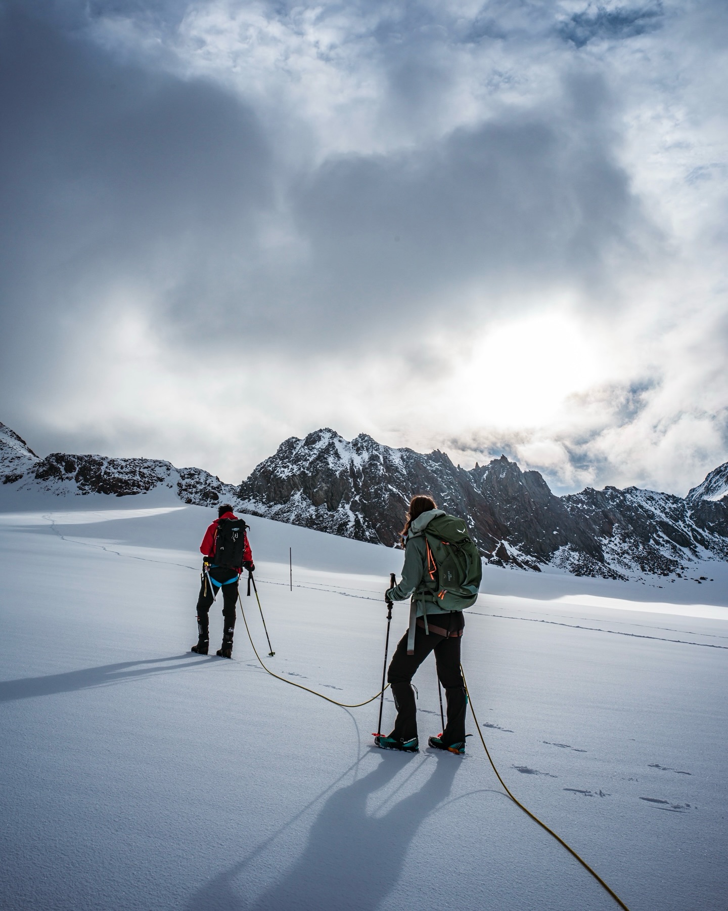 48 Stunden in den Ötztaler Alpen 🤍 Selten was Schöneres gesehen. Vent - Hochjoch Hospiz - Brandenburger Haus - Fluchtkogel - Vernagthütte - Vent. 31 km, 1700 hm und eine beruhigte Seele.
#austrianalps #alpen #hochtour #mountaineering
📸: @pointofviewfoto @oetztal.official