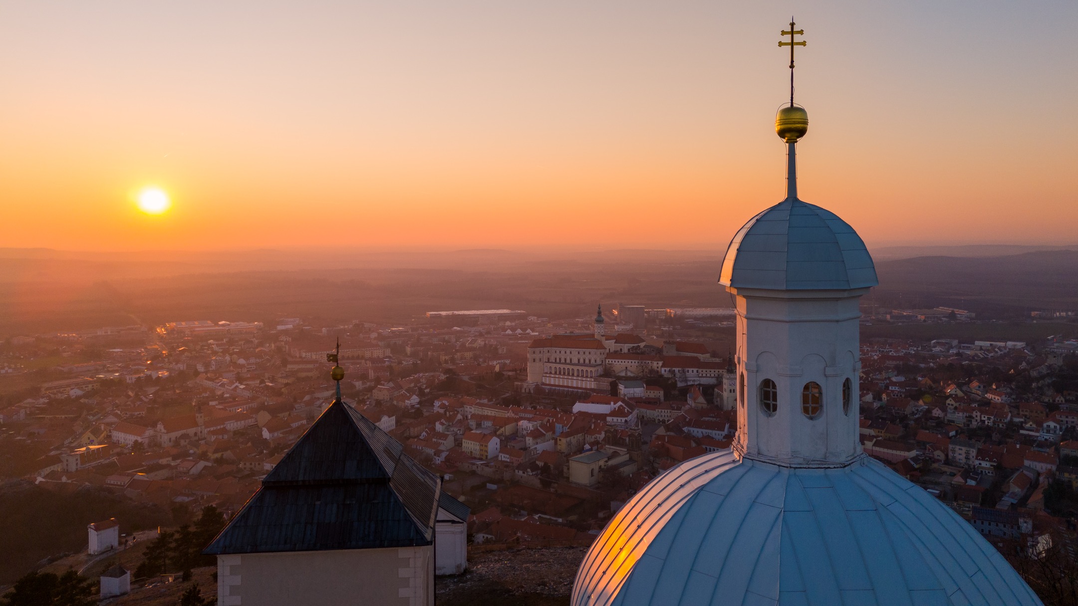 Západ slunce. – (c) Petr Míšek #sebastianus #svatykopecek #svatykopecekmikulov #sebastian #stsebastian #mikulov #nikolsburg #morava #jiznimorava #südmähren #mähren #southmoravia #moravia #sky #zapadslunce #sonnenuntergang #sunsetview #golden #sunset #romantic #romanticvibes #zamekmikulov #roof #kaple #church #kirche @zamek.mikulov @southmoravia @mestomikulov