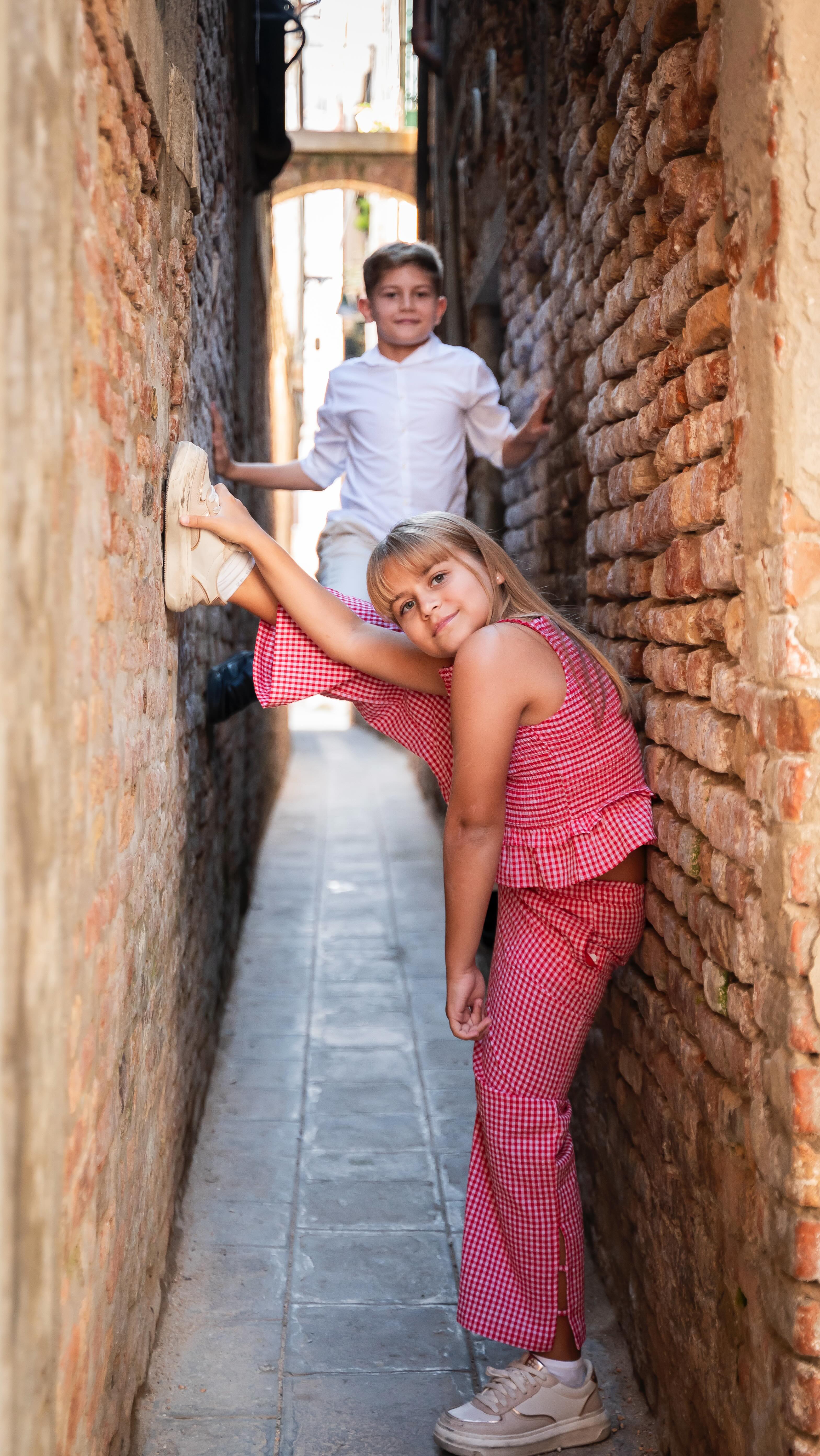 Você sabia que Veneza tem uma infinidade de becos, canais, pontes, cortes, campos…. e praticamente vazios mesmo quando a cidade está cheia. Vem descobrir esses lugares com a gente!
#fotografaemveneza #guiaemveneza #touremveneza #ensaioemveneza #venezaitalia #ensaionaitalia #fotografobrasileiroemveneza #passeioemveneza