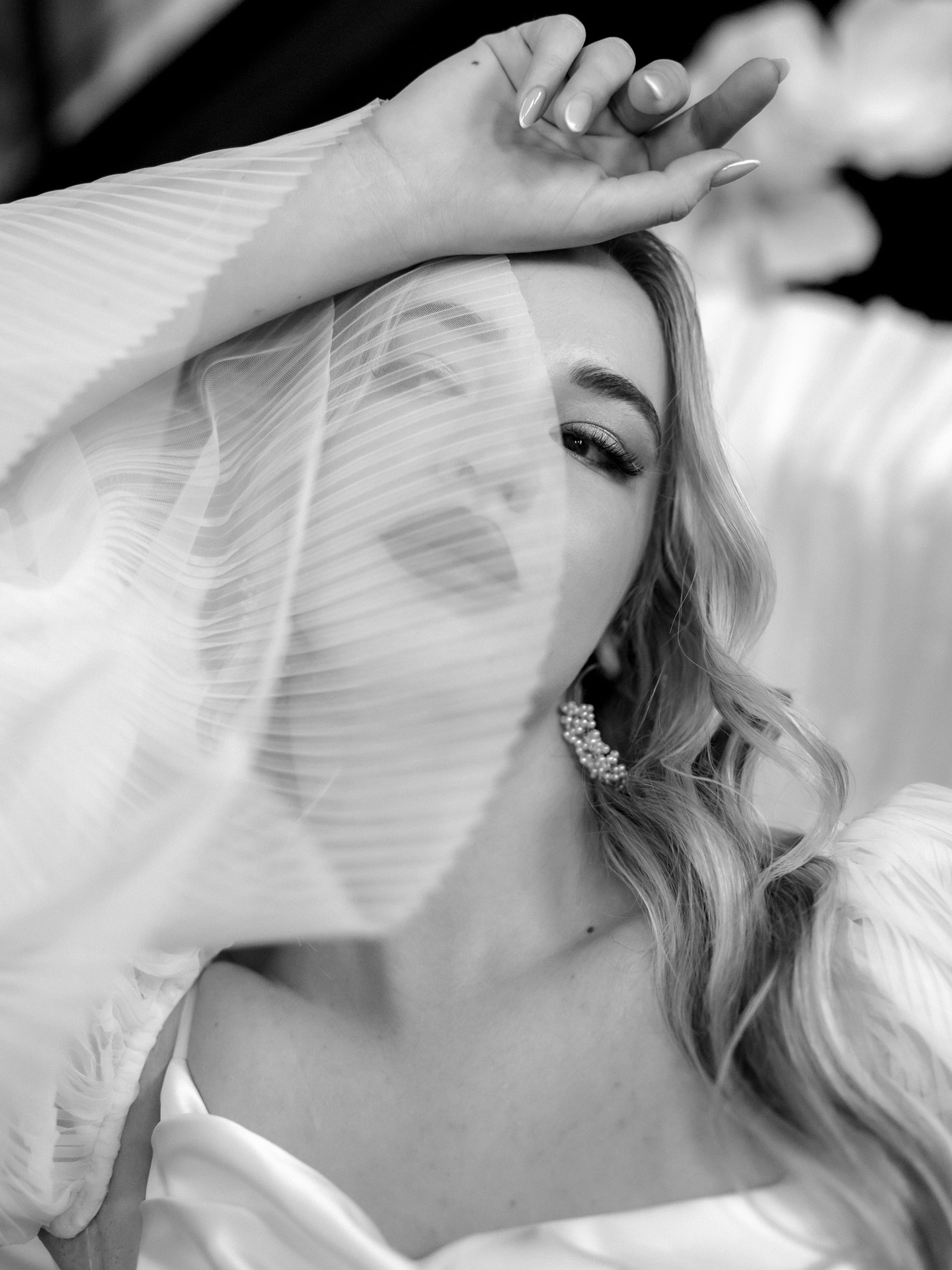 Bridal portraits will always be one of my favorite parts of the wedding day ✨
Planning & Concept: @dreamglow.events
Photos & Video: @gloriavelvet
Location: @restaurant_ilgrano
Flower& Stationery & Decoration: @laperla_design_
Furniture: @hussenzauber
Hair&Makeup: @flor_bustos_makeupartist
Bridal Jewelry: @lilien_brautschmuck
Gastgeschenke / Bridal Box, Kimono & Ribbons: @liebeundlicht_
Singer: @wedding.melodies
Cake: @just_for_you_cm
Dress: @fairydress
Suit: @emanis_
Models:
@soramoree
@noahosamede