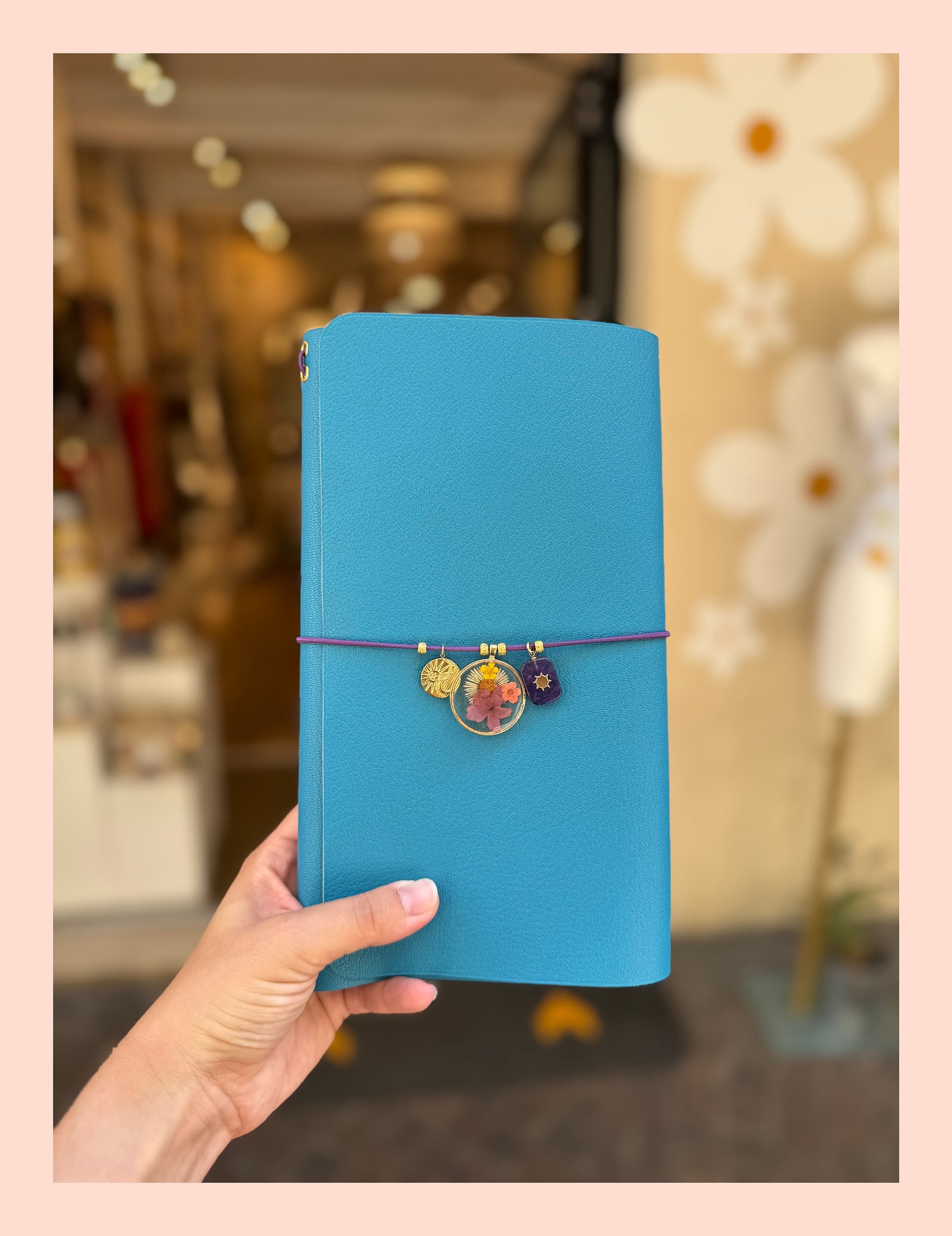 ✨ Le Baroudeur – Protège Carnet en Cuir Français ✨
Emmènes tes idées, tes notes et tes souvenirs partout avec Le Baroudeur, protège-carnet en cuir pleine fleur, fabriqué à la main en France 🇫🇷.
🔥 Pourquoi tu vas l’adorer ?
• 🐂 Cuir français de haute qualité, qui se patine magnifiquement avec le temps
• ✍️ Personnalisable avec vos initiales ou un mot qui vous ressemble
• 🌍 Conçu pour suivre vos aventures, du bureau aux voyages les plus lointains
Un compagnon élégant, durable et unique – à ton image.
📌 Fabriqué en France, pour les esprits libres.
➡️ Disponible dès maintenant, personnalisez le vôtre !
#LeBaroudeur #CuirFrançais #ArtisanatFrançais #ProtègeCarnet #Ecriture #Aventure #MadeInFrance