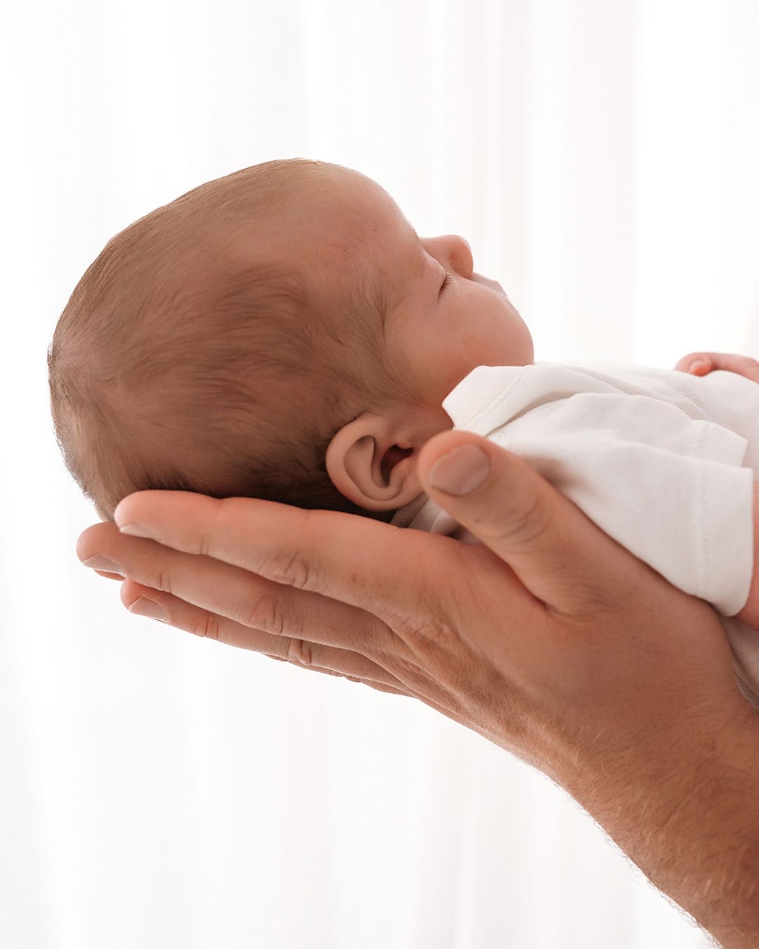 GETRAGEN VON LIEBE
So klein. So zart. Und doch schon Mittelpunkt einer großen Liebe.
In den ersten Tagen nach der Geburt liegt eine ganz besondere Magie –
zwischen Nähe, Staunen und diesem unbeschreiblichen Gefühl,
endlich komplett zu sein.
Diese kostbaren Augenblicke gehen oft viel zu schnell vorbei.
Deshalb halte ich sie für euch fest:
mit liebevollen Bildern voller Wärme, Echtheit und Verbundenheit.
Ein Neugeborenenshooting ist mehr als nur ein Fototermin – es ist eine Erinnerung an das Gefühl, euer Baby zum ersten Mal im Arm zu halten.
Zeitlose Newborn-Fotografie in wohliger Atmosphäre – ohne Hektik, mit ganz viel Herz und Raum für euch als Familie.
Ihr möchtet diese besondere Anfangszeit für immer bewahren?
Meldet euch gerne – ich freue mich auf euch.
#newbornshooting #neugeborenenliebe #babyfotografie #elternliebe #geborgenheitimbild #manuelaprucknerfotografie #erinnerungenfürsleben #getragenvonliebe