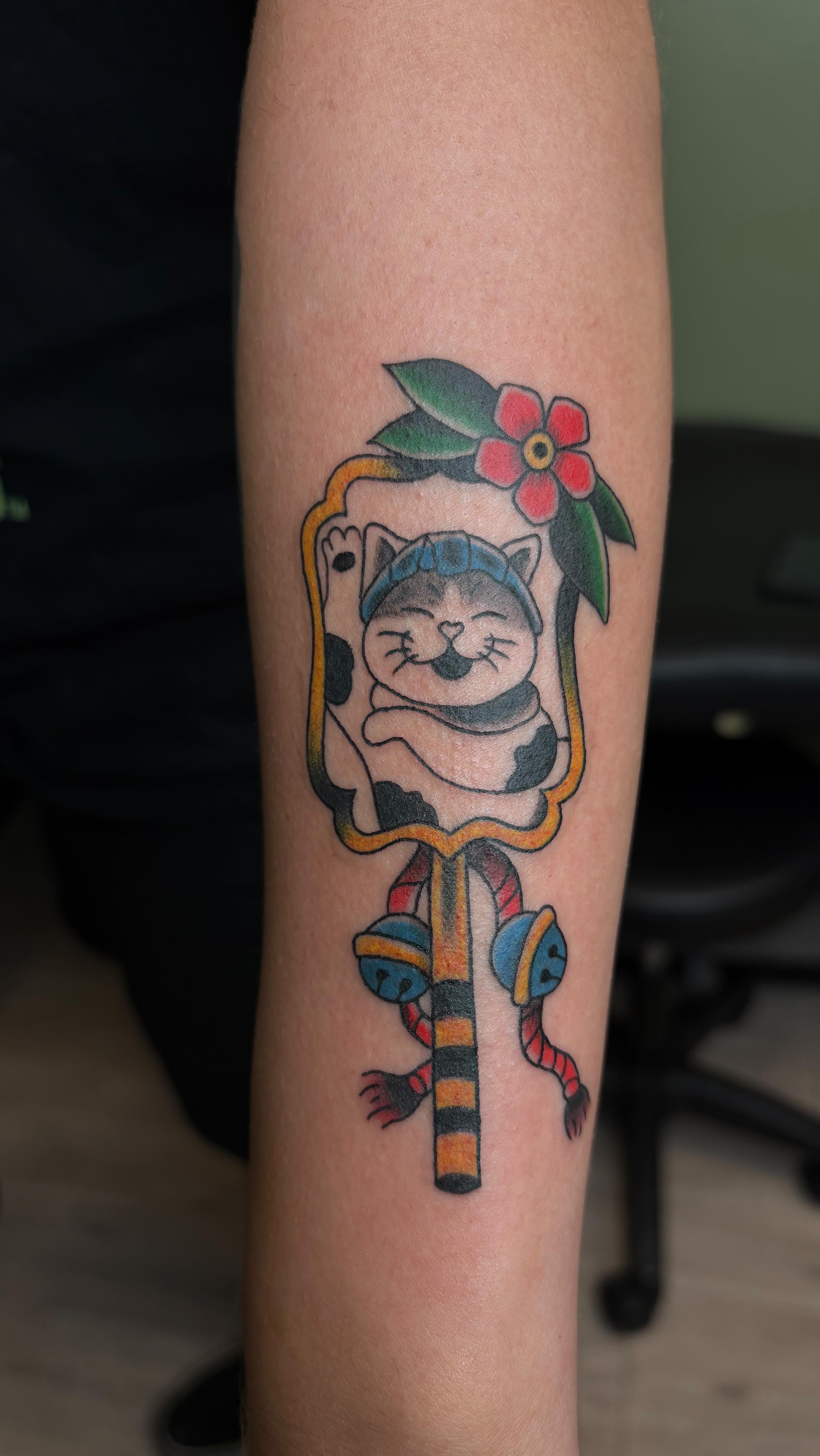 Get you a sweatshirt so you can feel as good as this dude does!!! My dude Whit always supporting 😮💨
Come find me in Salons By JC room 18!
#sanantoniotattooartist #femaletattooartist #customtattoo