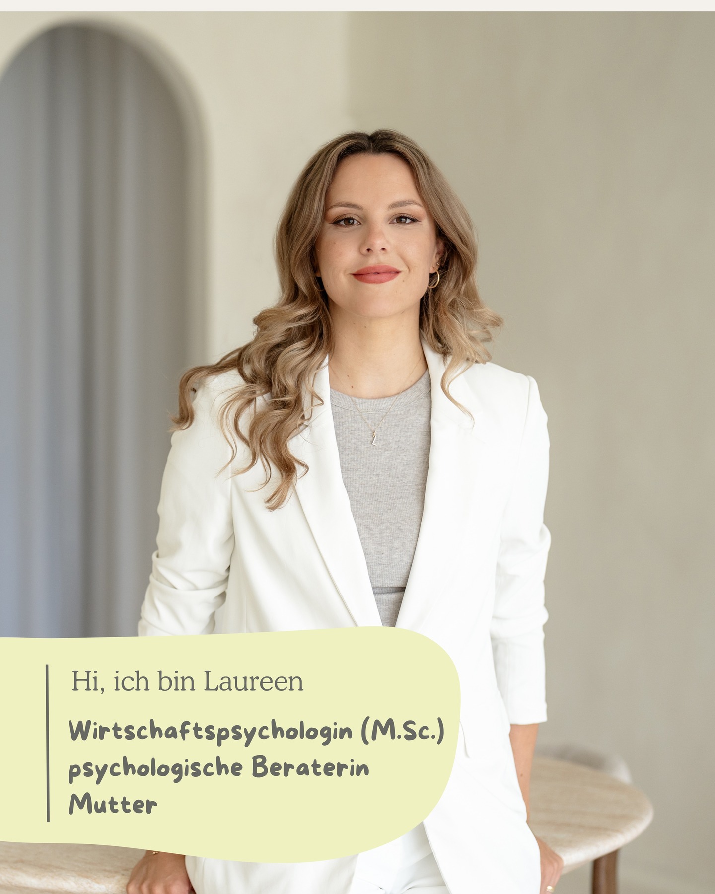 Hi, ich bin Laureen!
👩🏼🎓Ich bin Wirtschaftspsychologin (M.Sc.) mit über 10 Jahren Berufserfahrung – unter anderem in leitender Position in einem dynamischen Unternehmensumfeld.
📍 Ich kenne die Anforderungen moderner Arbeitswelten ebenso wie die Herausforderungen, die entstehen, wenn berufliche Verantwortung mit persönlichen Ansprüchen kollidiert.
💬 Heute berate ich Menschen in herausfordernden beruflichen und privaten Lebensphasen.
👶🏼 Auch aus meiner Rolle als Mutter weiß ich, was es bedeutet, zwischen beruflichen Zielen, Familienalltag und Selbstanspruch zu navigieren.
💼 In meiner psychologischen Beratung schaffe ich einen Rahmen, in dem individuelle Perspektiven, Ressourcen und Handlungsspielräume sichtbar werden. Ein Raum in dem Platz für dich und deine Anliegen ist.
🔗 Buche jetzt dein unverbindliches & kostenloses Erstgespräch - Link in Bio
Foto: Studio Renegade / Farina
#wirtschaftspsychologie #psychologischeberatung #systemischeberatung #beruflicheralltag