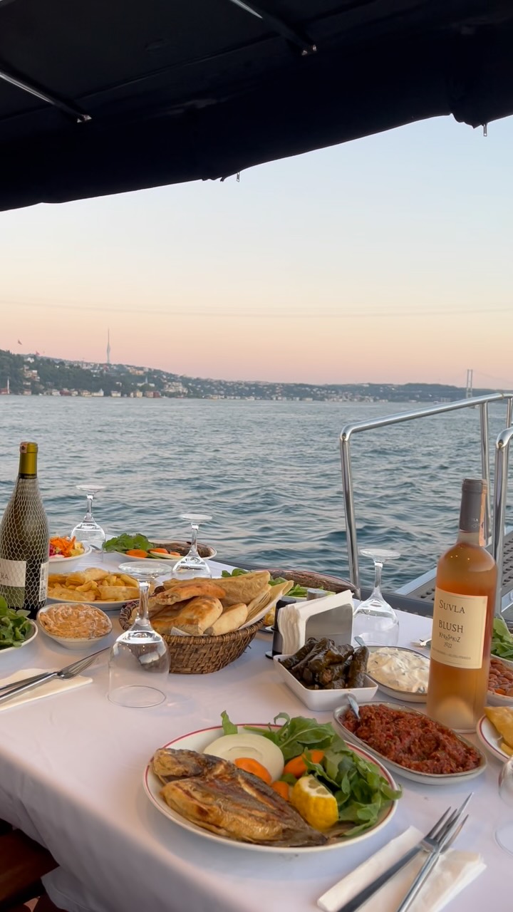 🌅 Gün Batımı & Kalabalık Sofralar
“Güneş Boğaz’da batarken, dostlarınızla aynı sofrada unutulmaz anlar paylaşın…
İstanbul’un eşsiz manzarasında, yatımızda gün batımı akşam yemeği sizi bekliyor.”
#boğazturu #evlilikteklifi #sunsets #yatkiralama #teknededoğumgünü #i̇stanbulyatturu #maviyolculuki̇stanbul #yattagünlüktatil #sunset #istanbul🇹🇷