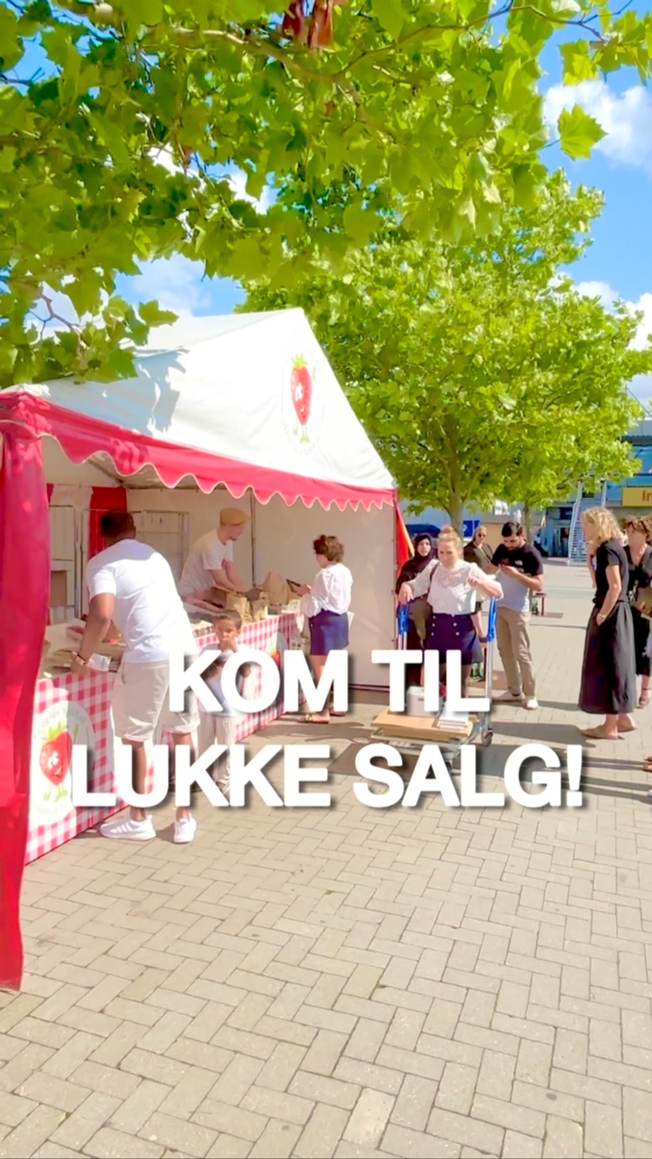 🍓 LUKKESALG HOS DET GLADE JORDBÆR! 🍓
Sæsonen synger på sidste vers, så i dag d.4 august sælger vi det ALLERSIDSTE af vores friskplukkede danske jordbær, kirsebær, hindbær og nye kartofler! 🍓🍒🥔
Kom forbi og gør en god handel på sommerens sidste bær fra Det Glade Jordbær!
Det er først til mølle. Når varerne er væk, er vi væk 🥲
📍 Find os her:
IKEA i Gentofte
Q8 tankstation på Isterødvejen i Hørsholm
Tak for en fantastisk sæson, vi glæder os til at se jer til lukke-salget! ❤️
#detgladejordbær #lukksalg #danskejordbær #friskfrugt #sæsonafslutning #gentofte #hørsholm