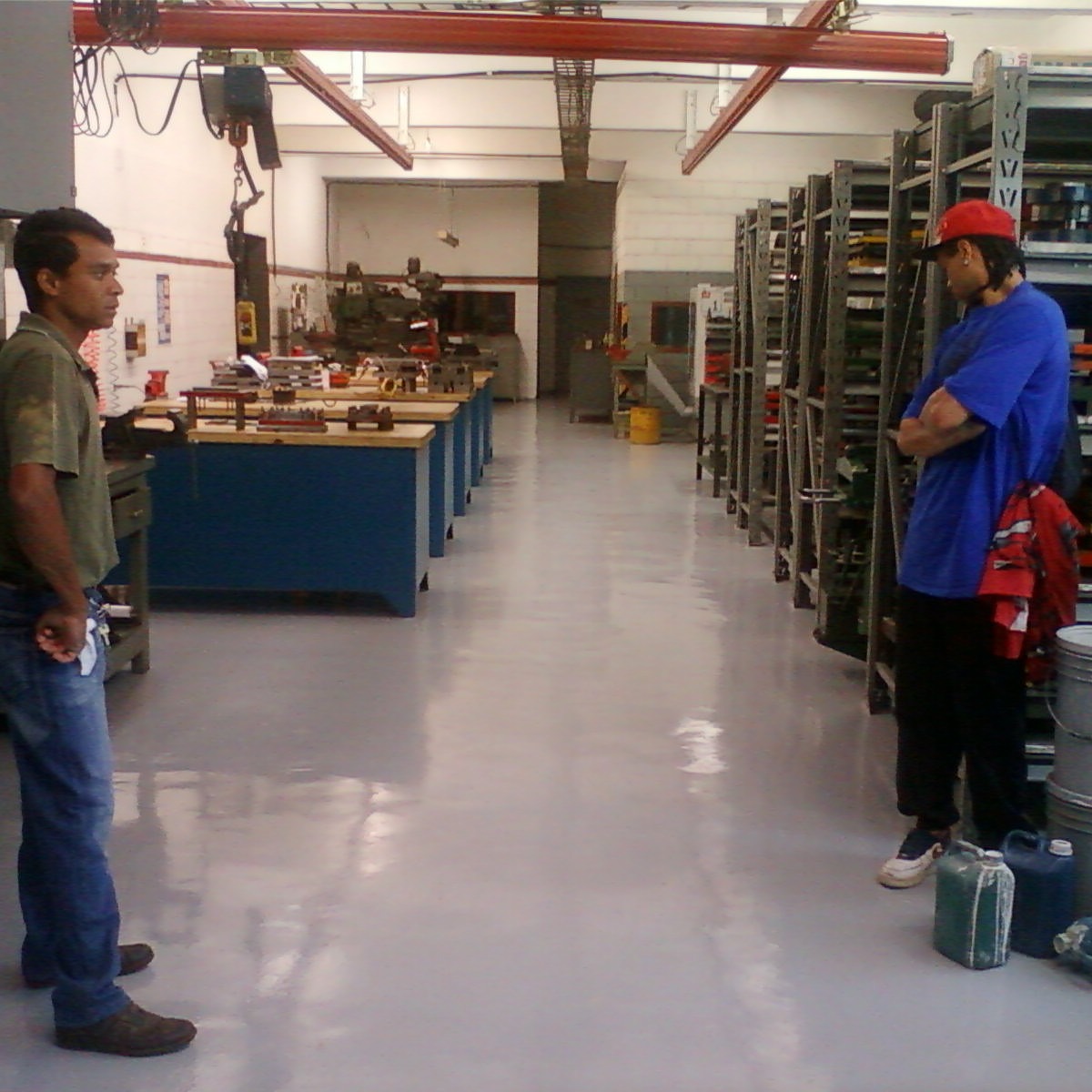 A resina epóxi é um produto bicomponente: misturar resina + endurecedor na proporção exata é essencial para que o piso cure corretamente e tenha resistência máxima!
⚠️ Errou na dosagem? Pode dar bolha, mancha e até soltar do chão.
📏 Também calculamos o rendimento por m² com base na espessura e tipo de aplicação. Pintura fina rende mais, autonivelante exige mais material.
✅ Na ABC Epóxi usamos balança, misturadores e fórmulas específicas para garantir resultado técnico e durável.
📞 Fale com nosso time e peça seu orçamento!
#ABCepoxi #PisoEpoxi #MisturaCerta #PisoIndustrial #PisoAutonivelante #PisoResistente #PisoTecnico #ResinaEpoxi #ConstruçãoCivil #Engenharia #RevestimentoIndustrial #ObraSegura #Quimica #Impermeabilização #PisoMonolitico #EpoxiProfissional #ChãoResistente #IndustriaBrasileira