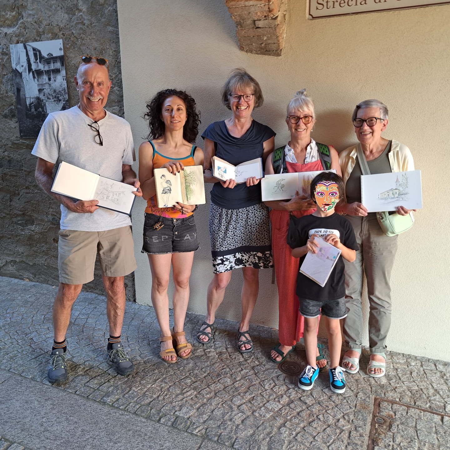 Martedì 15 luglio, il nostro appuntamento serale ci ha portati nella quiete di Comano, dove ombra e ispirazione non sono mancate!
Tra chiacchiere, silenzi concentrati e pagine che si riempivano una dopo l’altra, abbiamo trovato angoli da ritrarre e momenti da condividere 🎨
Grazie a chi è venuto a disegnare con noi e ha reso ancora una volta speciale questo piccolo ritrovo.
📸 Scorri per vedere alcuni sketch e istantanee del gruppo all’opera!
#UrbanSketchersTicino #ChiCeCe2025 #SketchingCommunity #DisegnoDalVero #SketchLife #ComanoSketch #TicinoCreativo #TaccuiniDiViaggio #SketchTogether