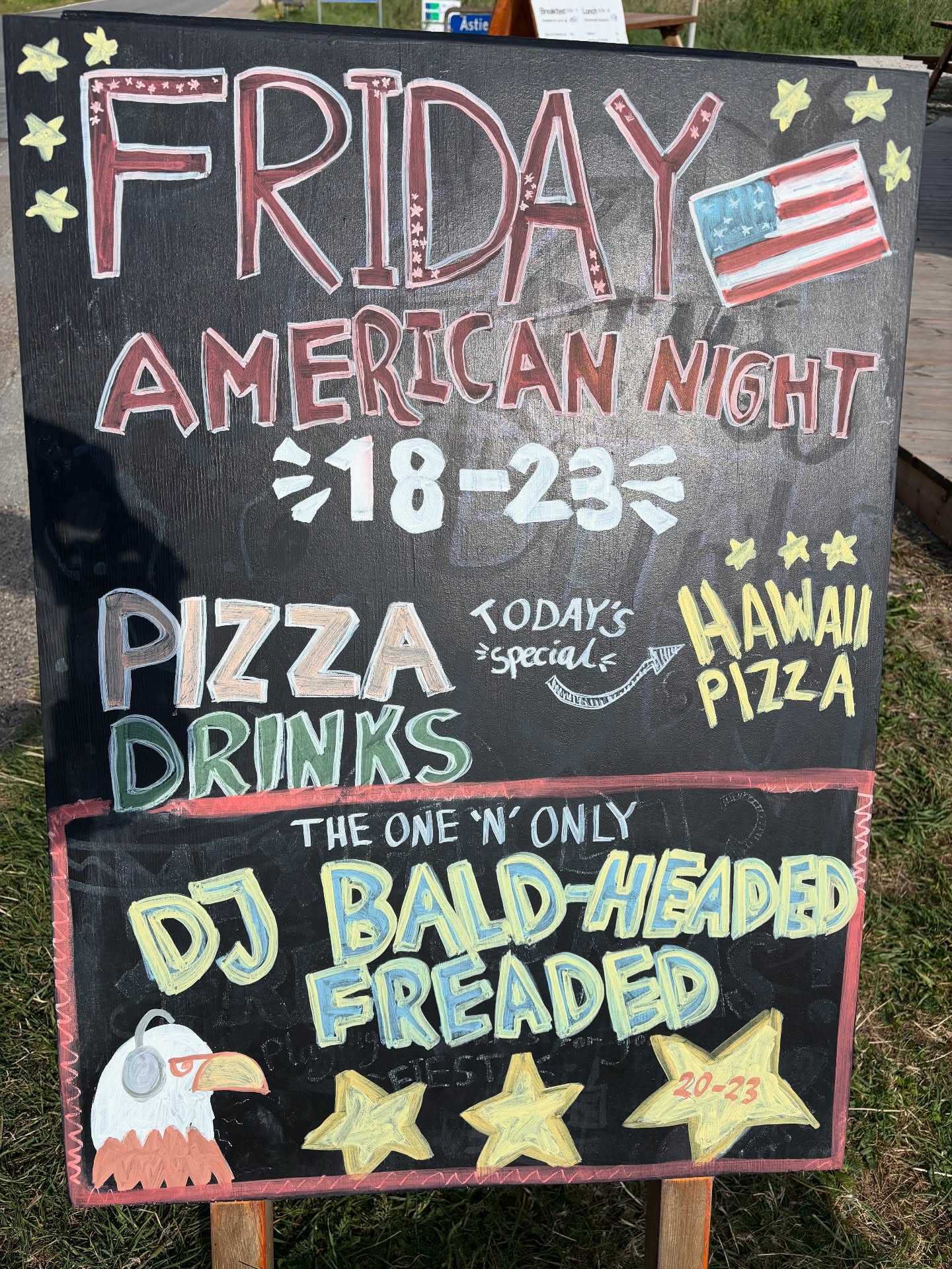FRIDAY AMERICAN NIGHT! 🎶🍕🍹
Get ready for a night full of vibes – DJ Bald-Headed Freaded is spinning the best American tunes from 20–23, while we’re serving up our special Hawaii Pizza – the ultimate American twist!
🍕 Pizza
🍹 Chilled drinks
🎧 Live DJ
✨ Cosy American atmosphere
Join us this Friday 18–23 and let’s turn the night into a stateside🇺🇸
