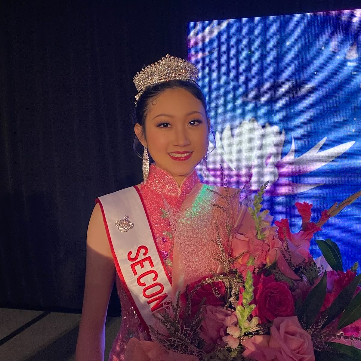 Next up: our Second Princess, the lovely Jessica Ji @jessi.b.ji
📗 Jessica is a rising sophomore at Rice University studying Biosciences and a pre-medical student.
🩺 Throughout the past year, she’s gotten deeply involved in cancer research. She’s volunteering full-time at Baylor College of Medicine this summer to target therapy resistance and cancer recurrence. She’s learning so many new things every day, and this research has truly deepened her motivation to pursue a career in medicine.
👑 Looking back at her first year at Rice, she’s seen that the pageant has benefited me in many unique and wonderful ways. In particular, she’s become a lot more sociable and willing to embrace new challenges! She joined a hip-hop dance team called Rice Kasama, which is super different from the ballet and traditional Chinese dancing she’s used to.
🎀 Miss Chinatown Houston has also helped her develop greater awareness of the needs within her community, and she’s become engaged in addressing them. She love interacting with elderly citizens at memory-care facilities near Rice and helping them feel less alone.
on the side.
✨Her advice to this year’s contestants: You are all stunning and brave — trust yourself and enjoy every moment in the spotlight. Good luck at the pageant!
🎟️ Additionally, come support Jessica as she takes the stage in Chinatown Beats and crowning her successor! Tickets: misschinatownhouston.org