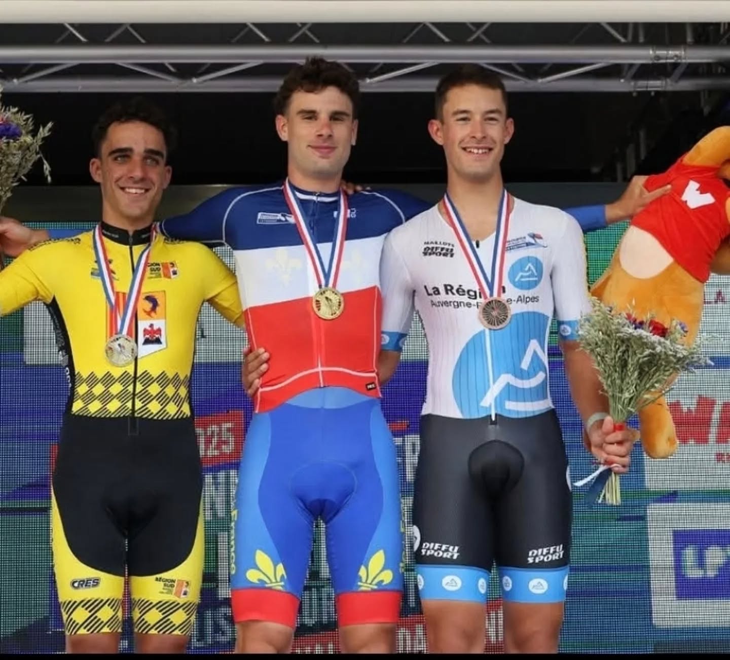 #madeinABC 🟦🟨🟥
Le podium du Championnat de France 2025 CLM 🇫🇷
🥇Arthur Blaise
🥈Maxime Decomble
🥉Louis Chaleil
📸 Crédit FFC