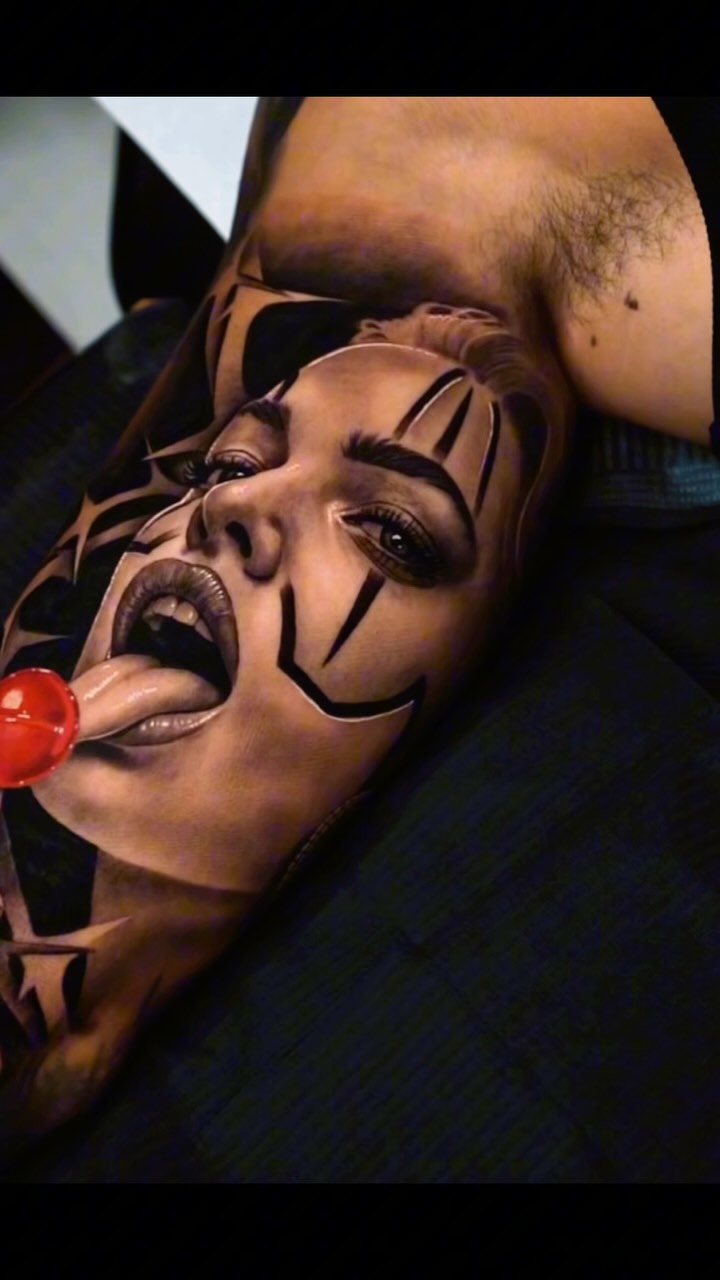 🎭 Realismus trifft Chicano – mit einem düsteren Twist.
@dani_molinero_tattoos bringt auf diesem Unterarm ein Porträt zum Leben, das unter die Haut geht – buchstäblich.
Clown-Make-up, tiefer Blick, feinste Schattierungen.
Kunst, die Emotion schreit – und Respekt fordert.
#ChicanoRealism #TattooArt #DaniMolinero #ClownPortrait #InkMastery #realistictattoo #realismus #tattoo #tattooinspiration #zürichtattoo #tattoostudio #tattooart
