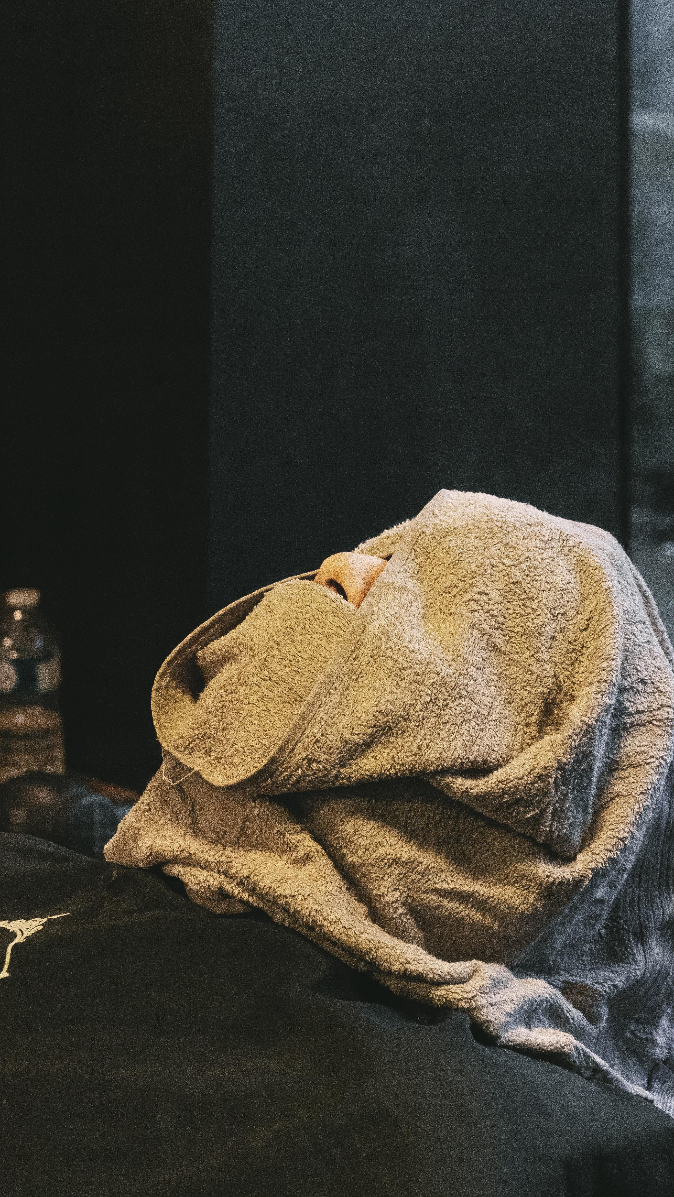 Think a hot towel shave is just for winter? Think again.
Even in summer, it’s the ultimate way to refresh your skin, open up pores, and leave you feeling clean, sharp, and ready for the day. A timeless ritual, come rain or shine.
#royalsbarbershop #barbershoproyals #hottowelshave