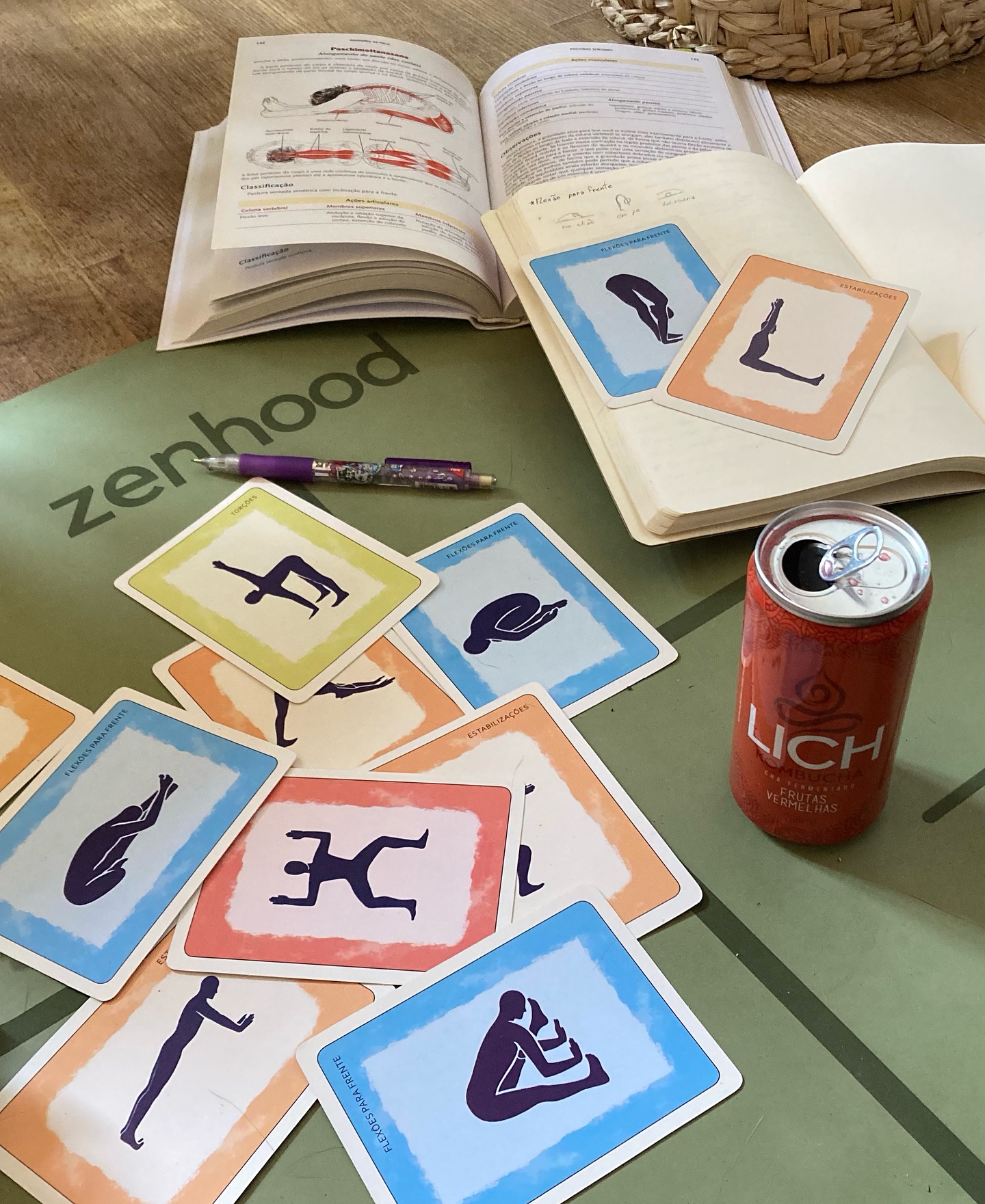 Antes de virar sequência e compartilhar com meus alunos, cada aula nasce no corpo.
É ali no meu @zenhood.br que testo, respiro, sinto e deixo o flow ganhar forma.
Sempre muito bem acompanhada, com minha @lichkombucha favorita trazendo frescor, clareza e aquele toque especial de inspiração ✨
E como sou muito visual, não abro mão do meu baralho de asana da @yogamontanhaencantada_ minha forma favorita de dar forma ao que sinto no corpo. ✨