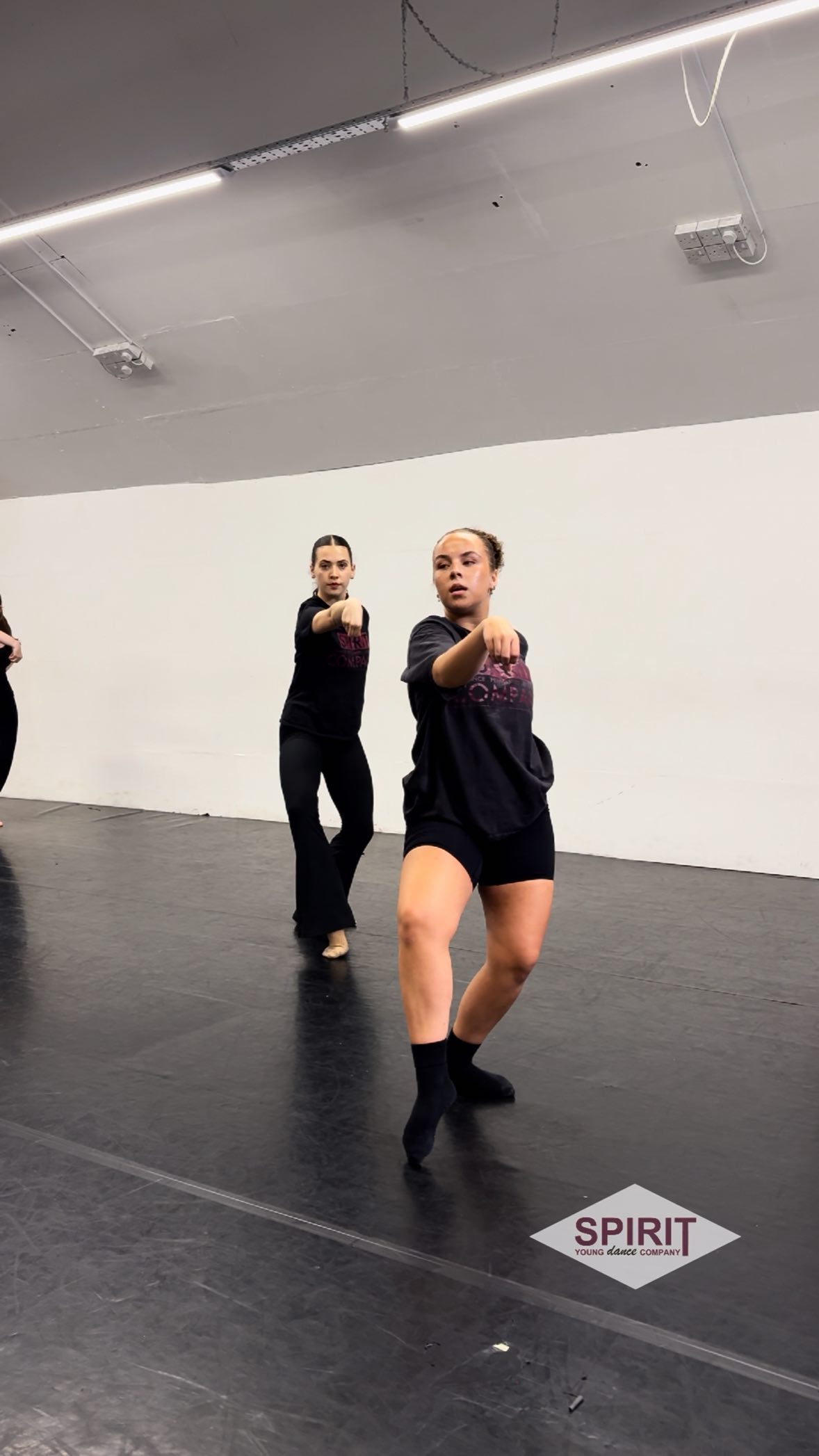 The wonderful Dena bringing out the style and control in our seniors 🤩
•
•
#spiritydc #dance #training #londondance #TeamSpirit #danceteam #dancecompany #dancecompetition #competitivedance
#lovedance #london #jazz #lyrical #commerical