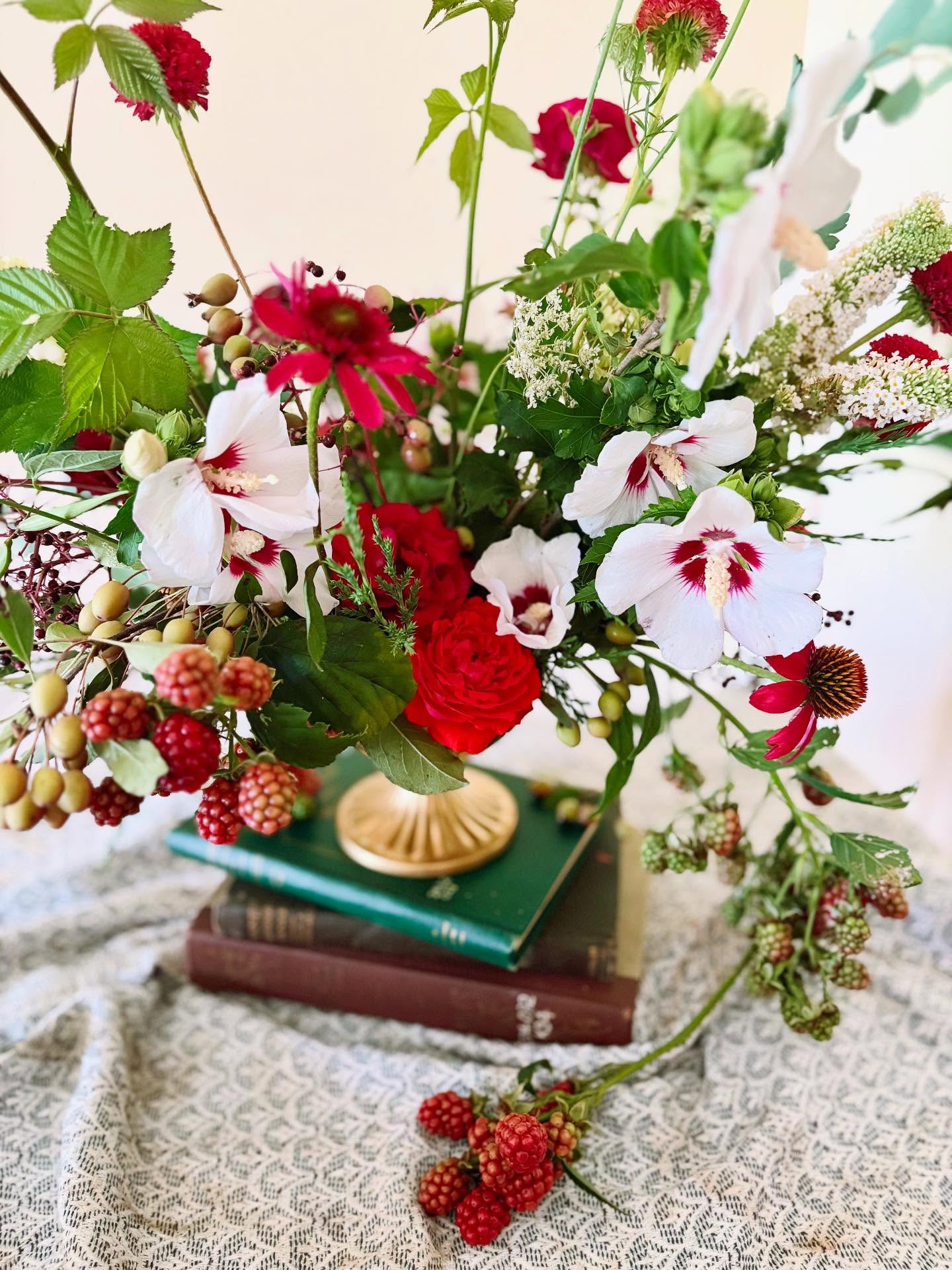 Fruit season is upon us and that means it’s time for my favorite kind of arrangements: whimsical, fruity, garden-style compote arrangements! In this arrangement, we are working with elderberries, unripe thornless blackberries, and crabapples.
#flowersandfruit #floraldesign #fingerlakesflorist #summerfruitsandflowers #fruitdesign #fingerlakessummer #gardenstyle #gardenstyledesign #whimsicalflowers