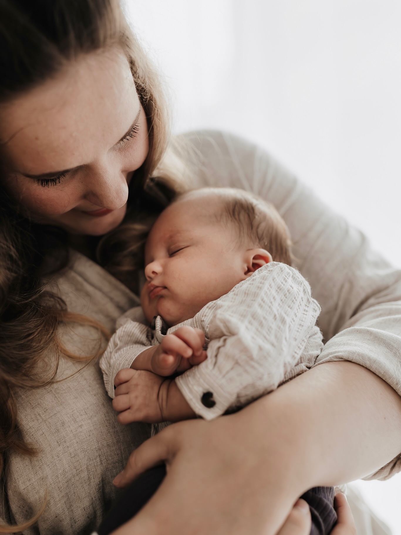 „Wann vergeht ein Monat wie ein Wimpernschlag?“
Wenn du ein Baby zuhause hast.
Du stillst. Du tröstest. Du schaukelst.
Du liebst so tief – und hast trotzdem manchmal das Gefühl, kaum noch durchzuatmen.
Die Tage sind lang. Die Monate sind kurz. Und plötzlich passt der Strampler nicht mehr.
Ich halte genau das für dich fest.
Kein gestelltes Studio-Shooting, sondern echte Nähe.
Keine überfordernde To-do-Liste, sondern ein durchdachter Ablauf.
💫 Bei mir bekommst du:
– ein Shooting mit Raum für euch beide
– professionelle Vorbereitung & Styling
– Zugang zu meinem Kundenkleiderschrank
– eine Atmosphäre, in der dein Baby einfach Baby sein darf
Du musst nichts weiter tun, als da zu sein.
Schreib mir, wenn du diese ersten Wochen für immer bewahren möchtest.
Ich freue mich auf dich…🤎
#neugeborenenfotografie #babyfotoshamburg #neugeborenenshooting #hamburgfotografin #mamaalltag #babyzauber #neugeborenes #kundenkleiderschrank #professionellesstyling #jessicaklebergfotografie #fotografinhamburg #babyglück #ehrlichefotografie #mamasein