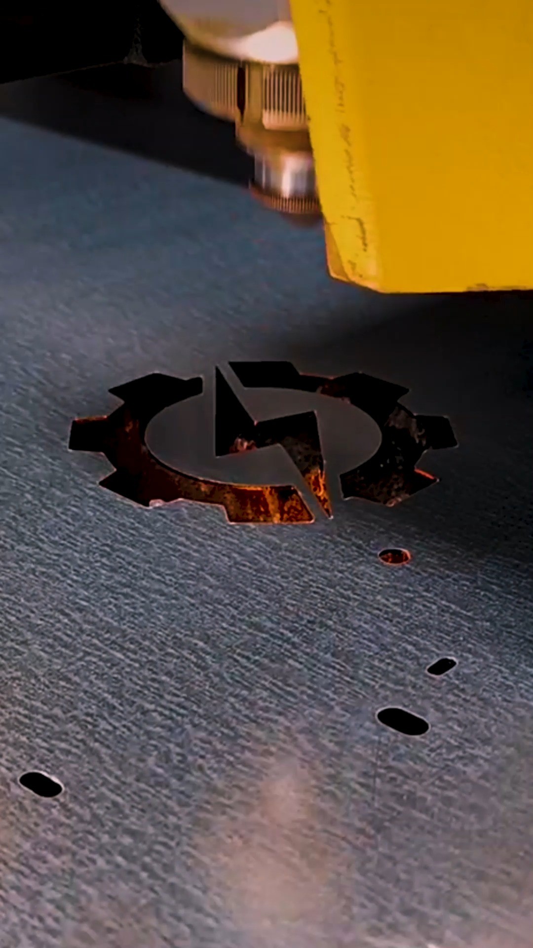 🏭 Fabrikanızın Kalbi – Endüstriyel Halı Yıkama Makinesi ile Tanışın!
💪 Yüksek Kapasite, Üstün Performans, Profesyonel Sonuçlar
Bir halı yıkama fabrikası işletiyorsanız, sıradan makinelerle vakit kaybetmeyin...
Size gereken şey: Gerçek bir temizlik canavarı!
🧠 Sistem Özel Makina tarafından geliştirilen bu endüstriyel halı yıkama makinesi, yoğun iş temposuna ayak uydurabilecek şekilde tasarlanmıştır. Günlük onlarca halıyı en kısa sürede ve en yüksek kalitede temizlemek artık mümkün!
✅ Öne Çıkan Özellikler:
🔹 7/24 kesintisiz çalışma kapasitesi
🔹 Derinlemesine temizlik sağlayan yüksek basınçlı sistem
🔹 Tam otomatik çalışma – minimum insan müdahalesi, maksimum verim
🔹 Konveyör bant, döner fırçalar ve yüksek hızlı vakum sistemi
🔹 Paslanmaz çelik gövde – uzun ömür ve dayanıklılık
🔹 Kolay bakım ve profesyonel teknik destek
💼 Zamanı kısaltın, üretimi artırın, fabrikanızı bir üst seviyeye taşıyın!
⚙️ Bu sadece bir makine değil… Başarınızın en güçlü ortağı!
📞 Şimdi sipariş verin, her halıyı müşteriyi hayran bırakacak şekilde parlatmaya başlayın!
#halıyıkamamakinesi #endüstriyeltemizlik #haliyikama #halıyıkama #temizlik #halı #business #sistemozelmakina