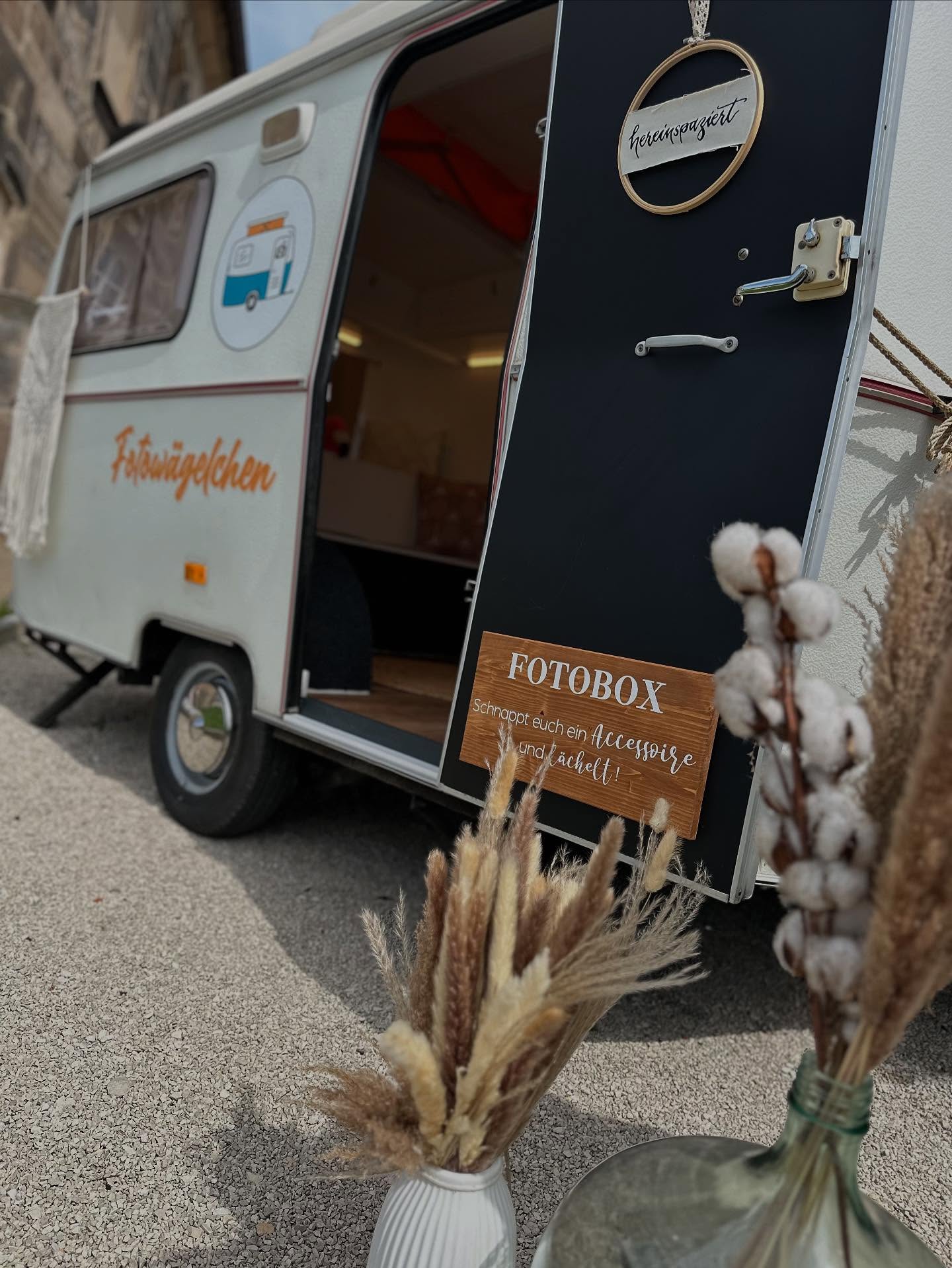 Unser Fotowägelchen ist beliebt und kommt richtig gut an! 📸 🚌
Mit seinem charmanten Design und den tollen Fotomöglichkeiten sorgt es bei jedem Event für Begeisterung. Ob Hochzeit, Firmenfeier oder Geburtstag – das Fotowägelchen bringt Spaß, Erinnerungen und jede Menge gute Laune!
#Fotowägelchen#Fotowagen#Fotobox#Fotografie#Eventfotografie#Hochzeit#Geburtstag#Taufe#Firmenfeier#Veranstaltung#Event#Hochzeitsfotografie#Fotoerlebnisse#MobileFotografie#Fotoboxmieten#Eventplanung#Erinnerungen #Momentefesthalten#Unvergesslich#Oberfranken#Franken#Bayreuth